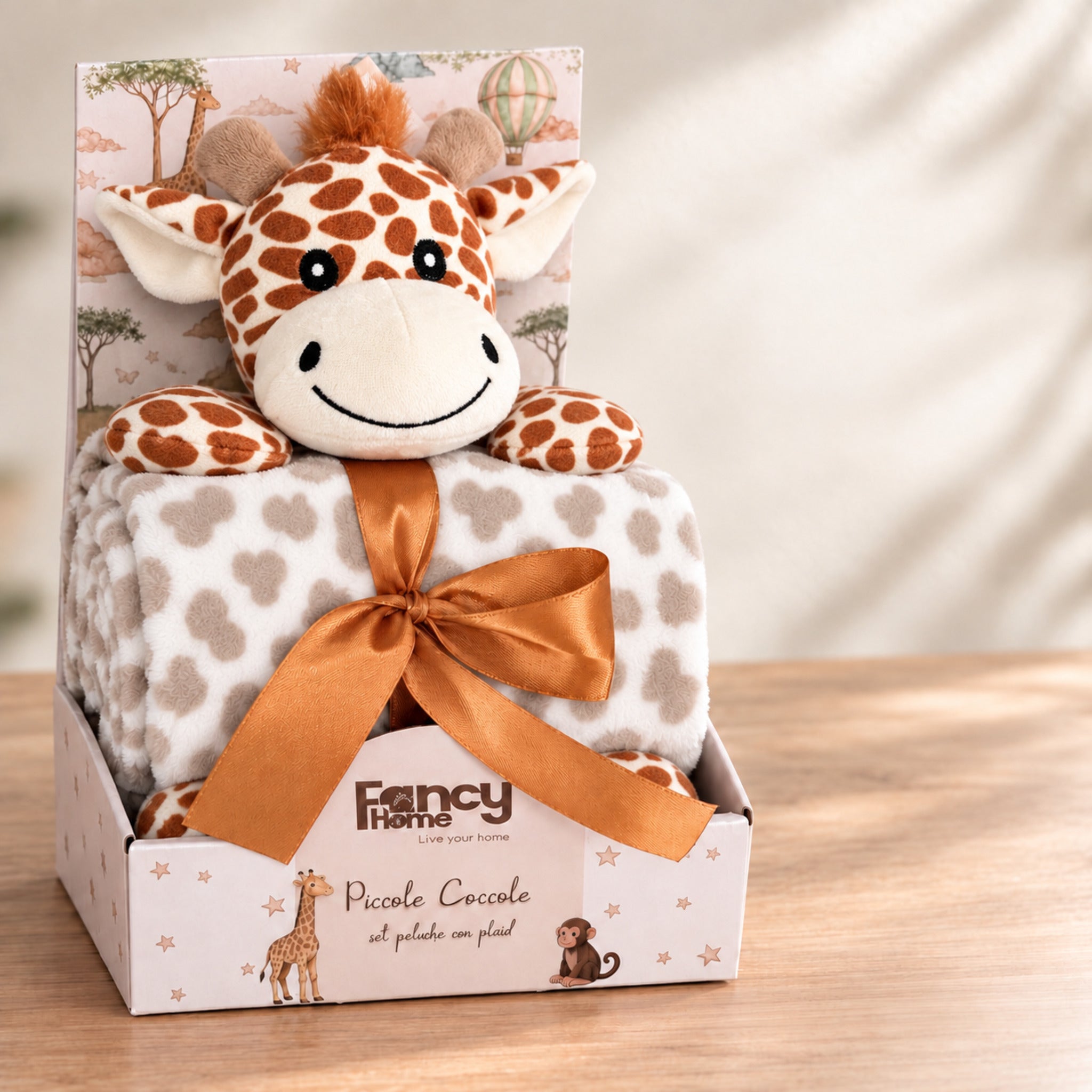 Set Fancy Home Piccole Coccole con peluche giraffa copertina avorio maculata, in confezione regalo con fiocco arancione.
