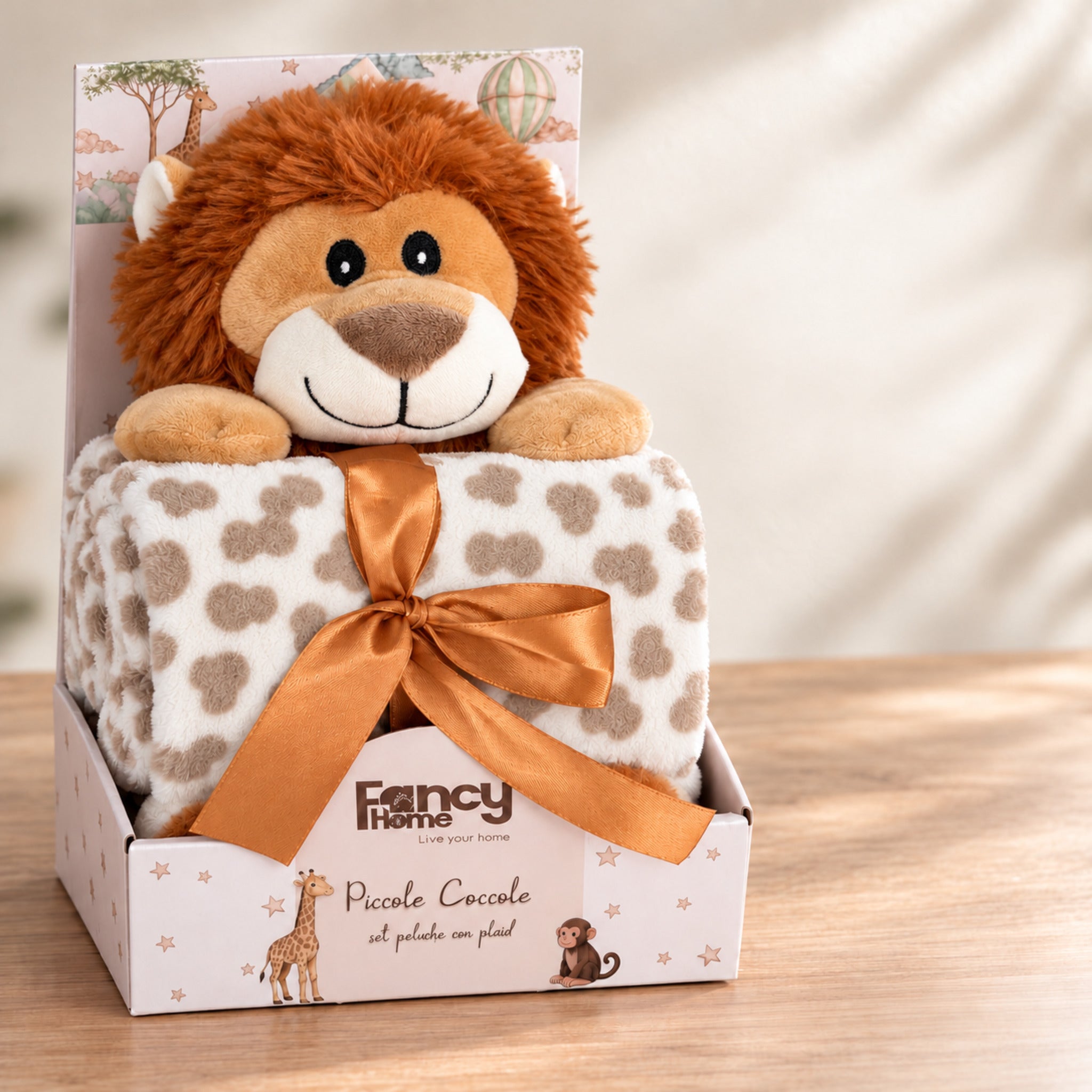 Set Fancy Home Piccole Coccole con peluche leone copertina avorio maculata, in confezione regalo con fiocco arancione.