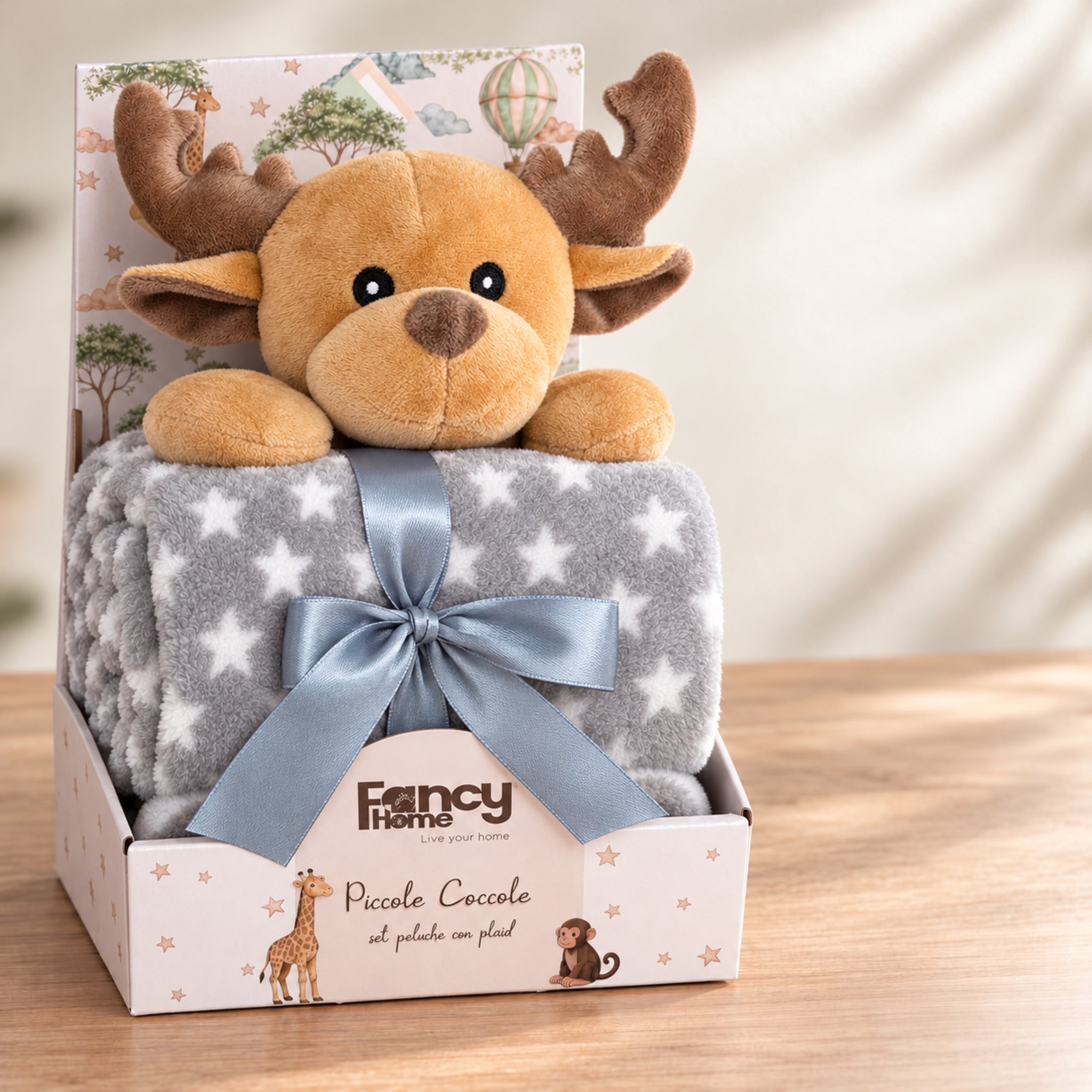 Set Fancy Home Piccole Coccole con peluche renna e copertina grigia e stelle bianche, in confezione regalo con fiocco grigio.