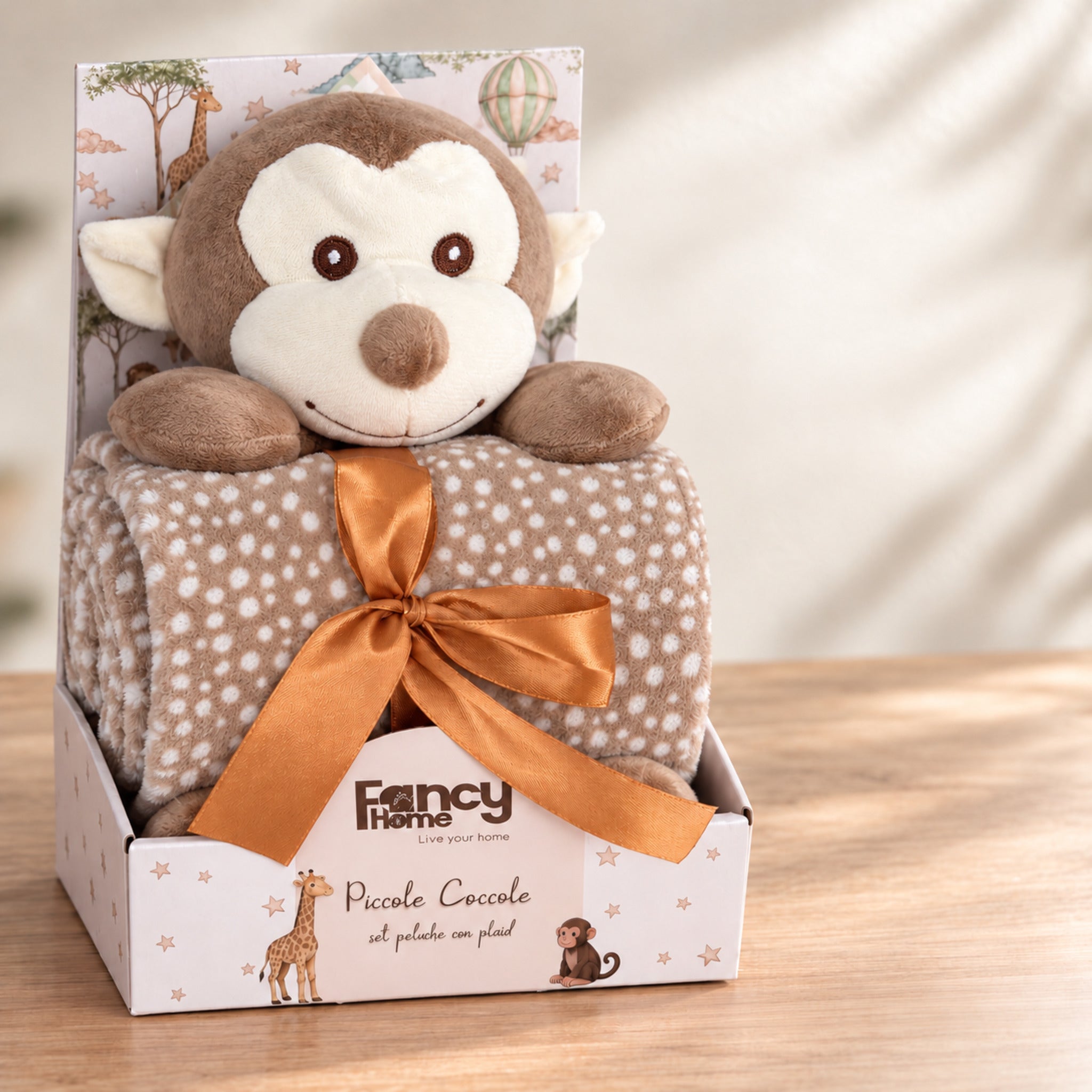 Set Fancy Home Piccole Coccole con peluche scimmietta e copertina tortora a pois bianchi, in confezione regalo con fiocco arancione.