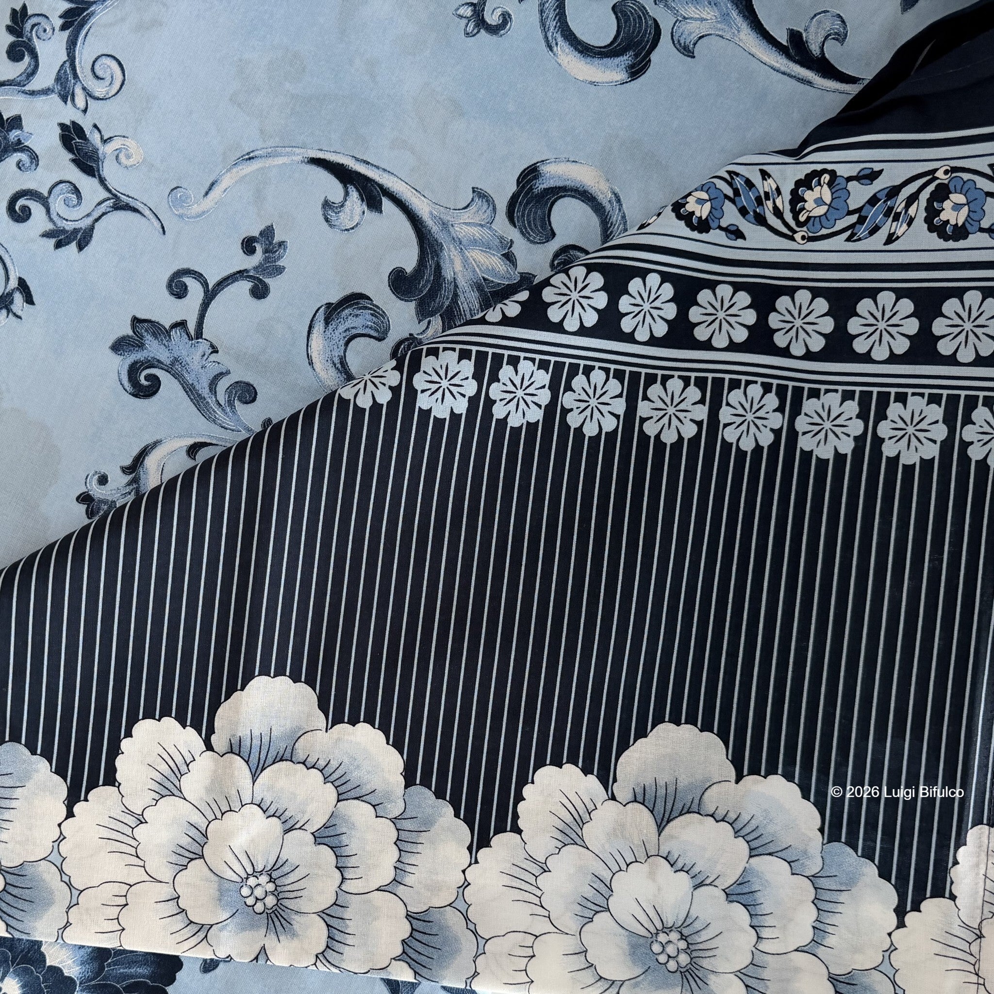 Dettaglio della fantasia Paraggi Blu con motivi floreali e ramage Bassetti Granfoulard