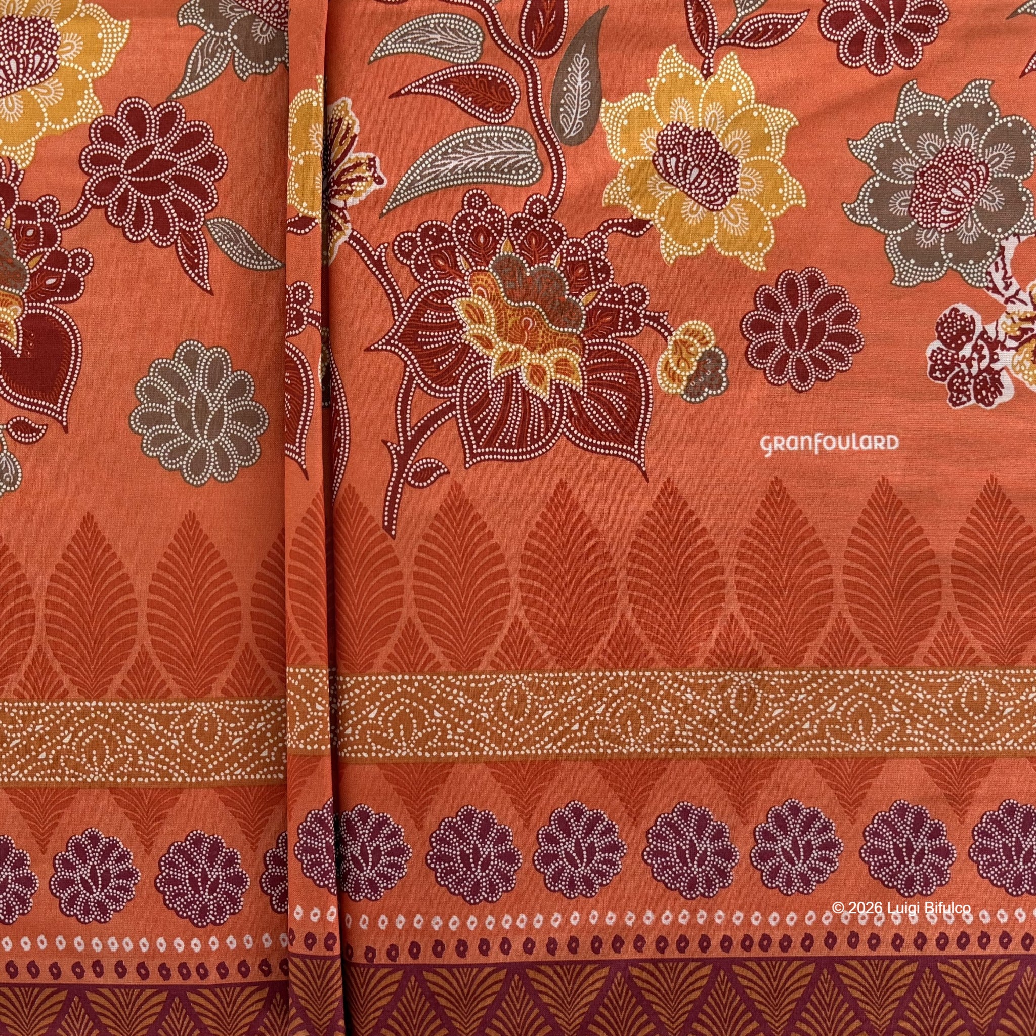 Dettaglio fantasia floreale del Telo Arredo Bassetti Granfoulard Varigotti Arancio