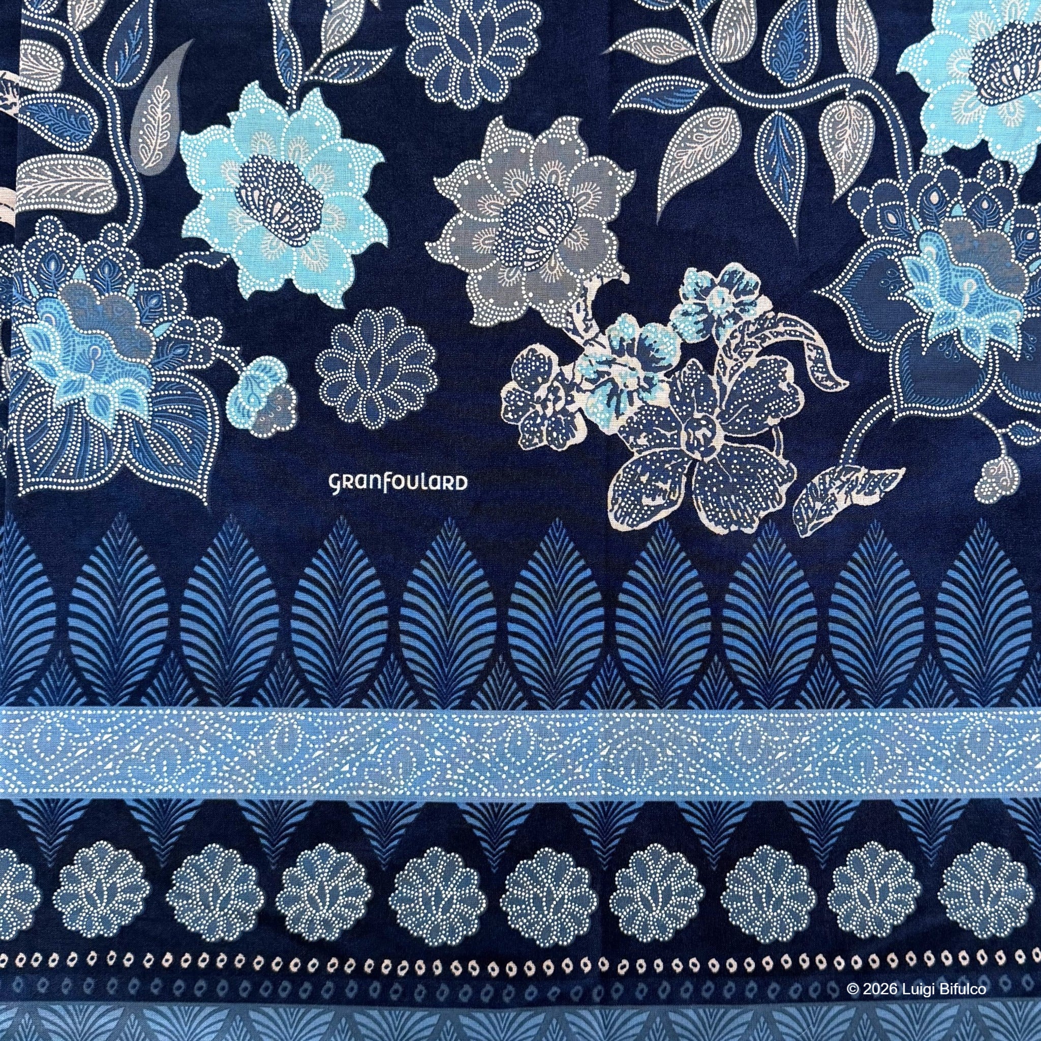 Dettaglio fantasia floreale del Telo Arredo Bassetti Granfoulard Varigotti Blu
