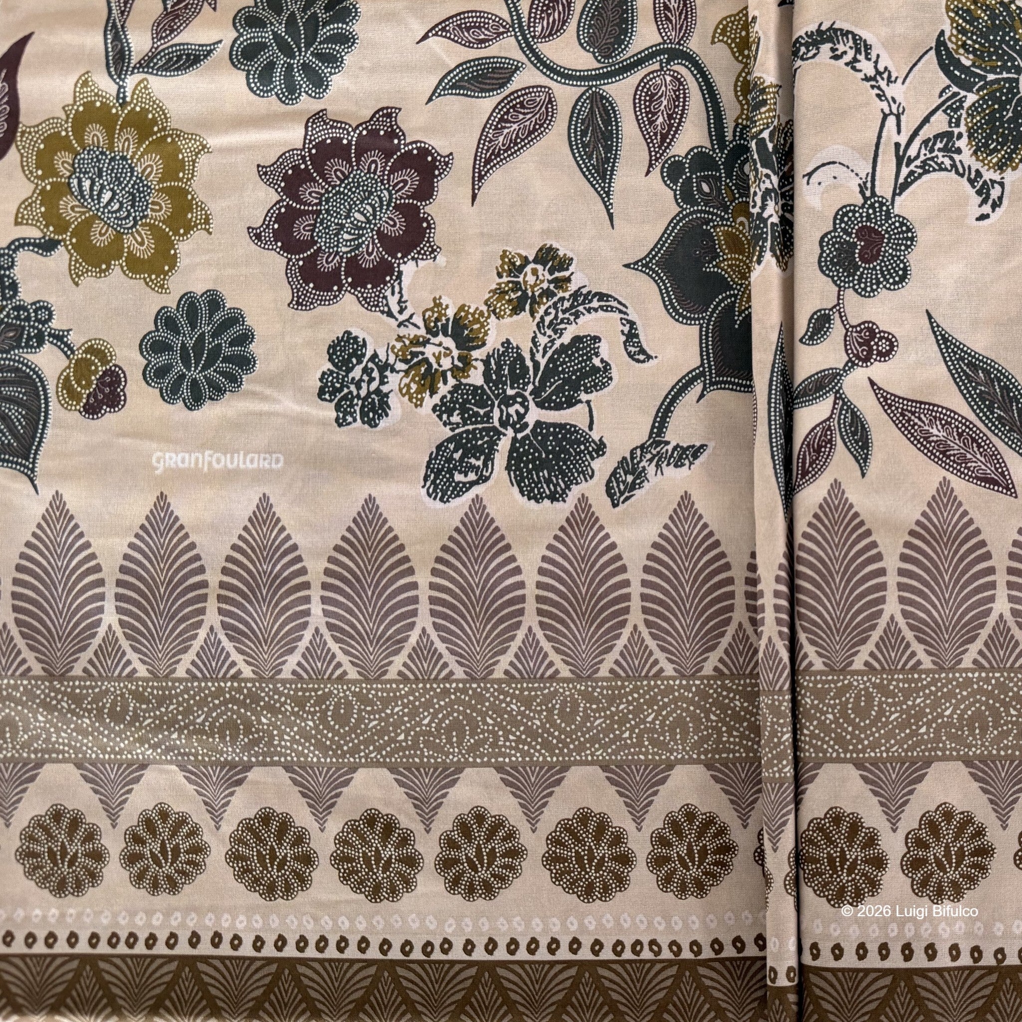 Dettaglio fantasia floreale del Telo Arredo Bassetti Granfoulard Varigotti Sabbia