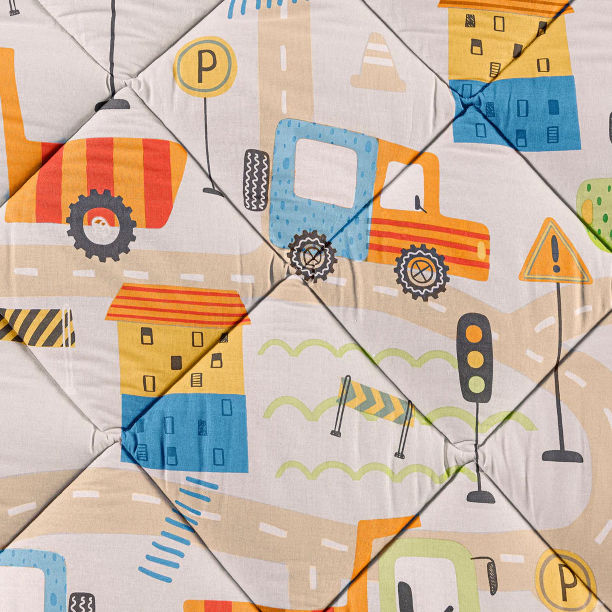 Dettaglio fantasia trapunta City Car beige con camion strade e segnaletica