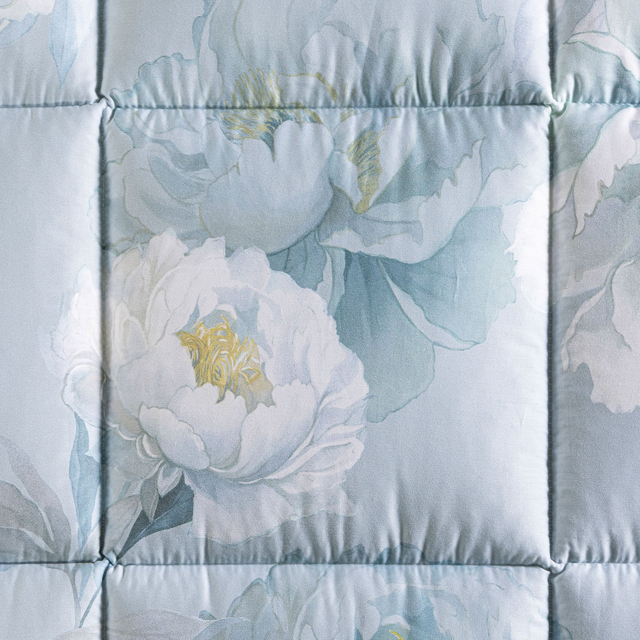 Dettaglio fantasia floreale peonie bianche e azzurre trapunta matrimoniale Caleffi Eloise