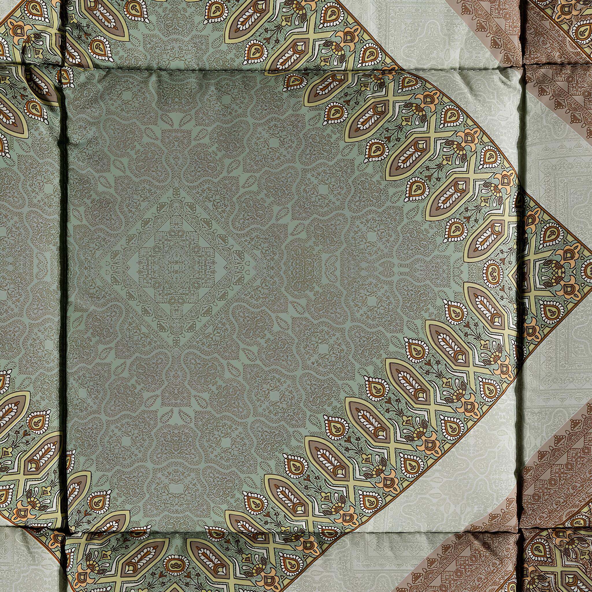 Dettaglio della fantasia geometrica cachemire della trapunta matrimoniale Caleffi Mira colore Giada