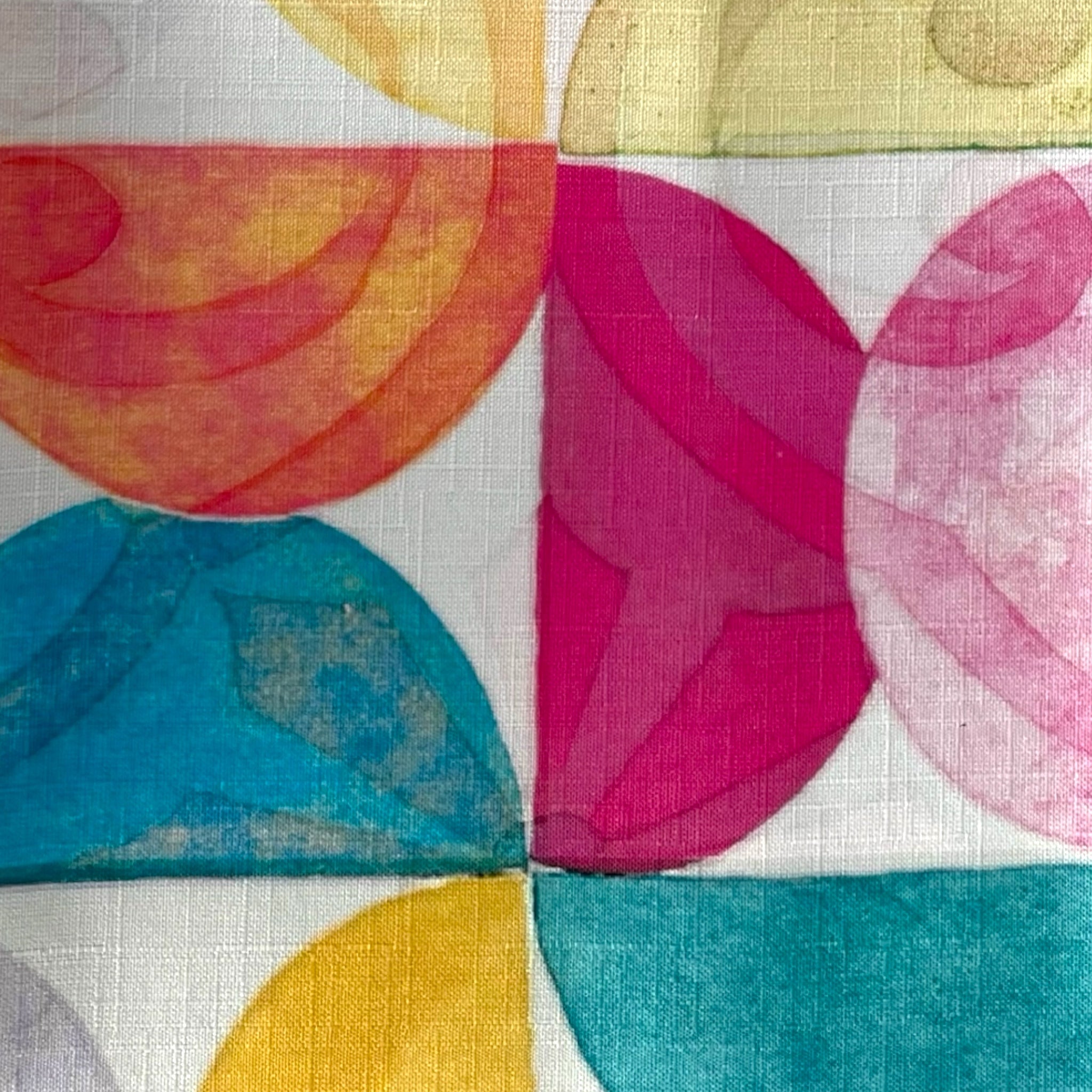 Dettaglio stampa digitale geometrica colorata effetto acquerello della tovaglia Solevivo