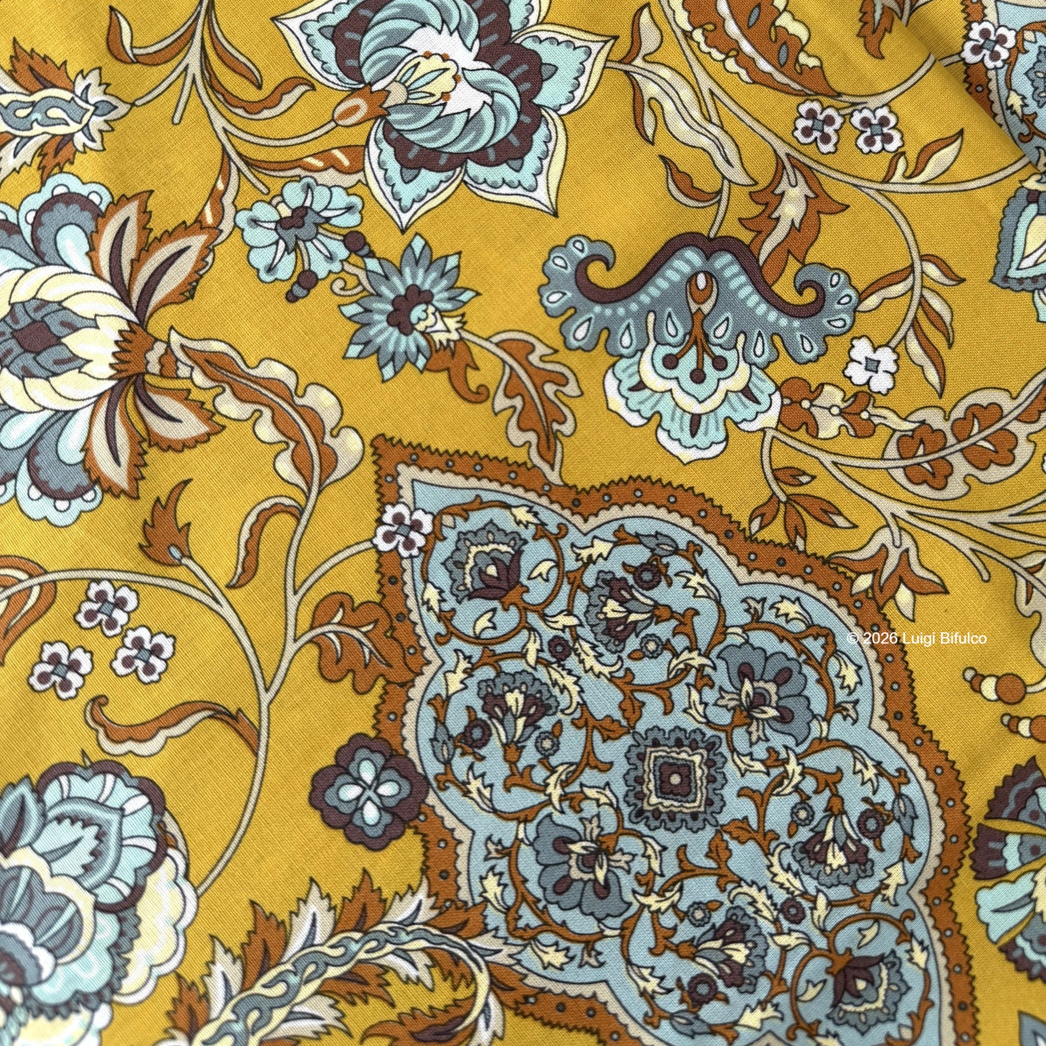 Dettaglio della fantasia floreale Tigullio Bassetti Granfoulard con eleganti motivi ornamentali ispirati alla Riviera Ligure.