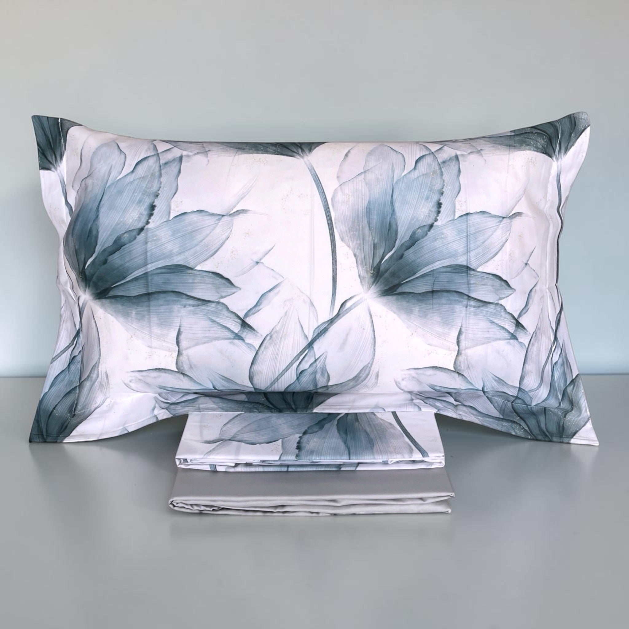 Federa a tre volant Abstract Flower raso cotone bianco blu