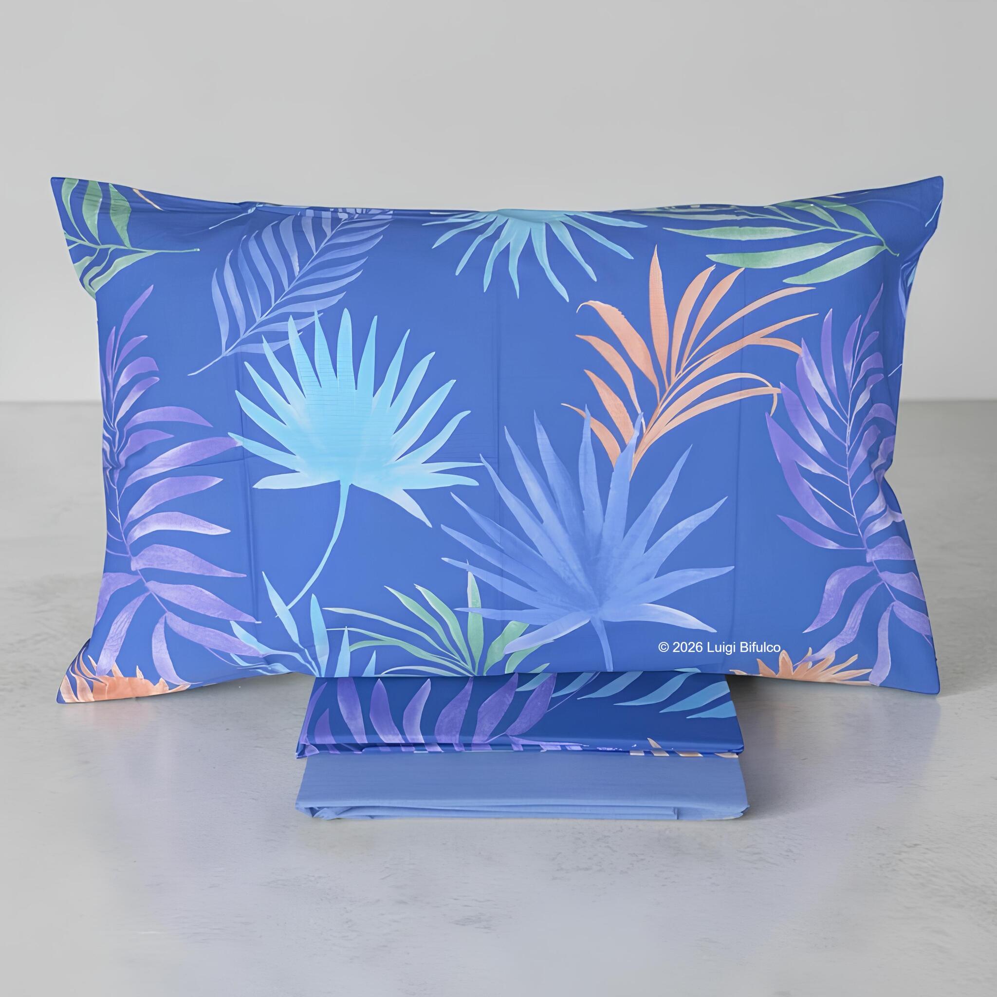 Federa stampata Bassetti Palmshade con fantasia tropicale celeste e foglie colorate.