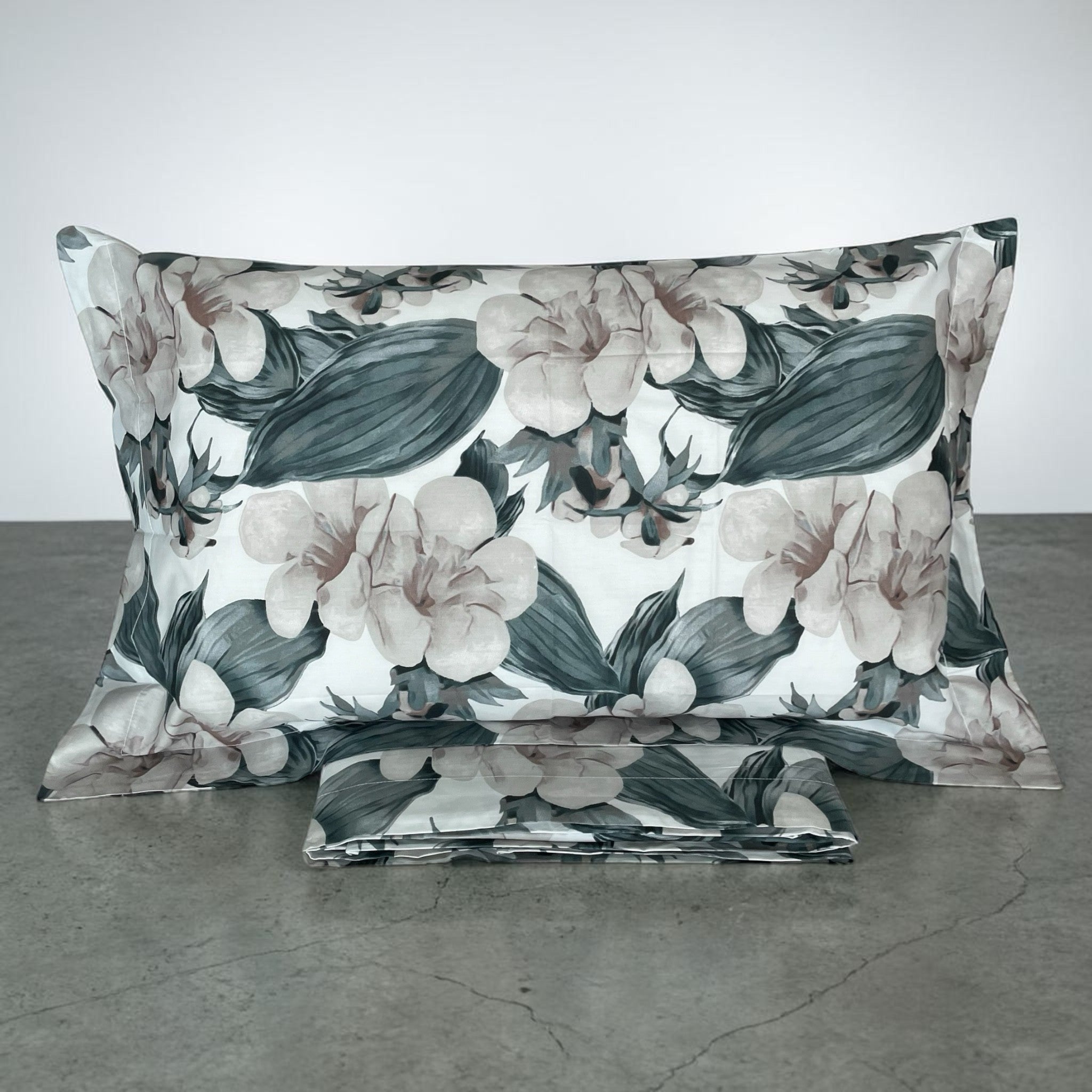 Federa floreale elegante bianco percalle con volant