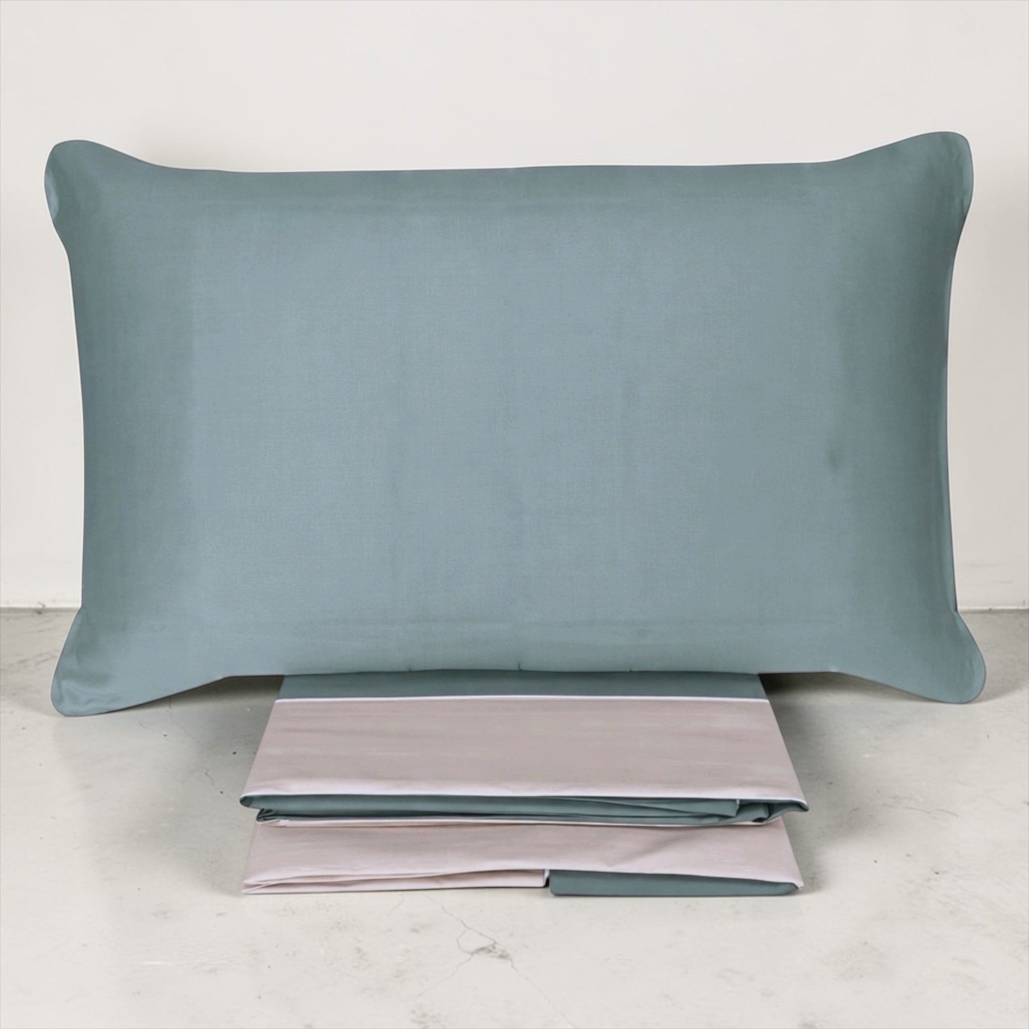 dettaglio federa raso cotone con piping bicolore