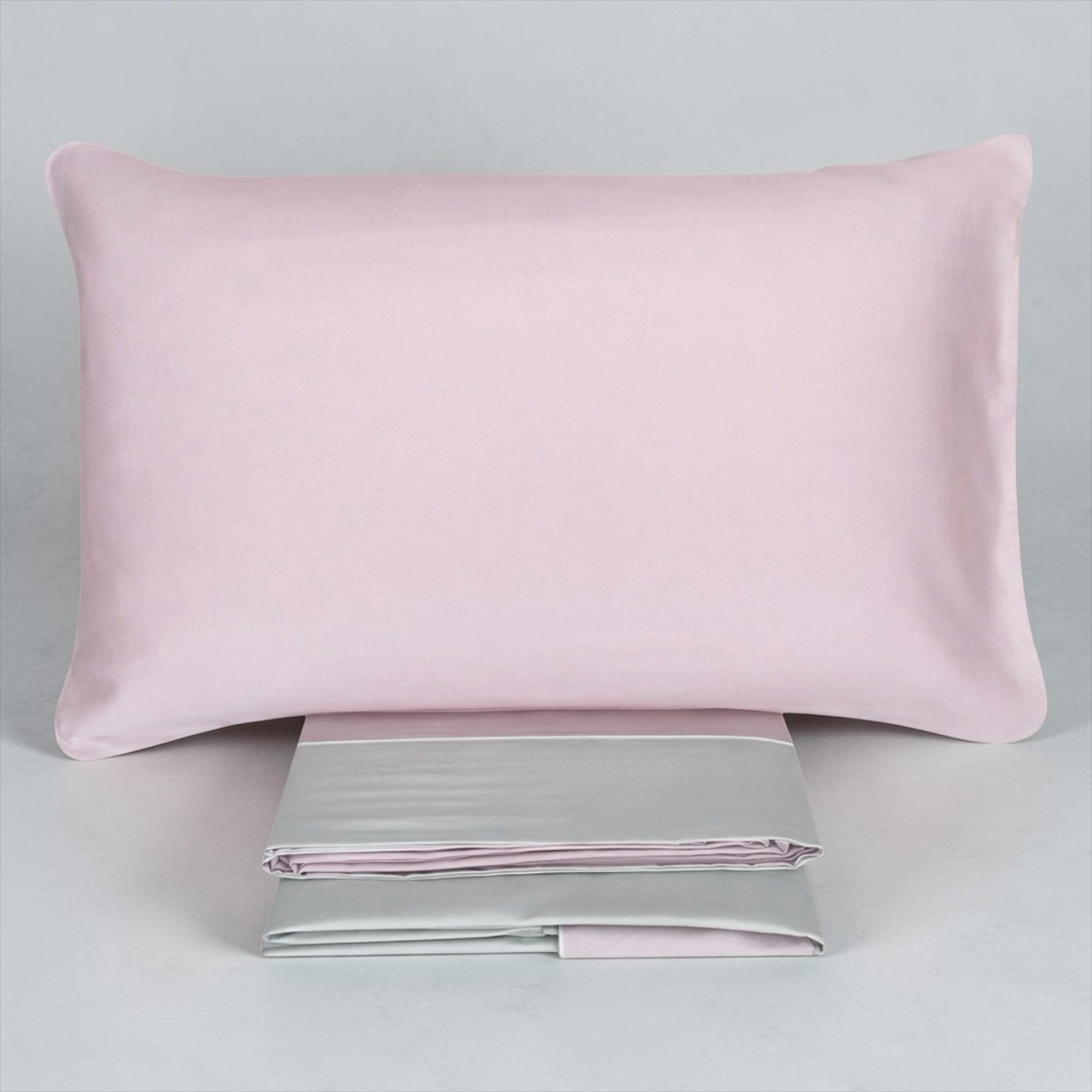 dettaglio federa raso cotone con piping bicolore