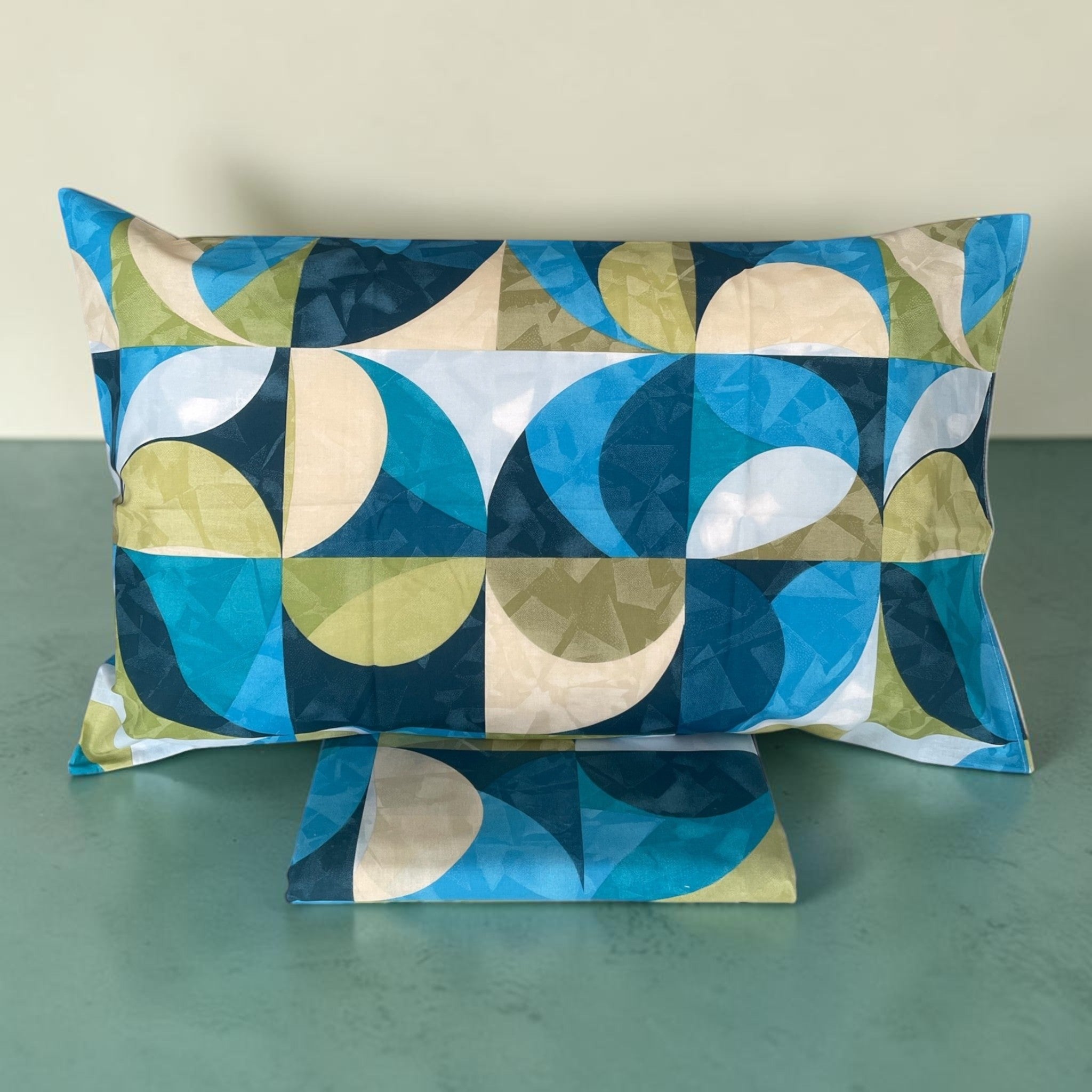 Federa del completo lenzuola Zambaiti Kuad con fantasia geometrica moderna nei toni del blu e verde.