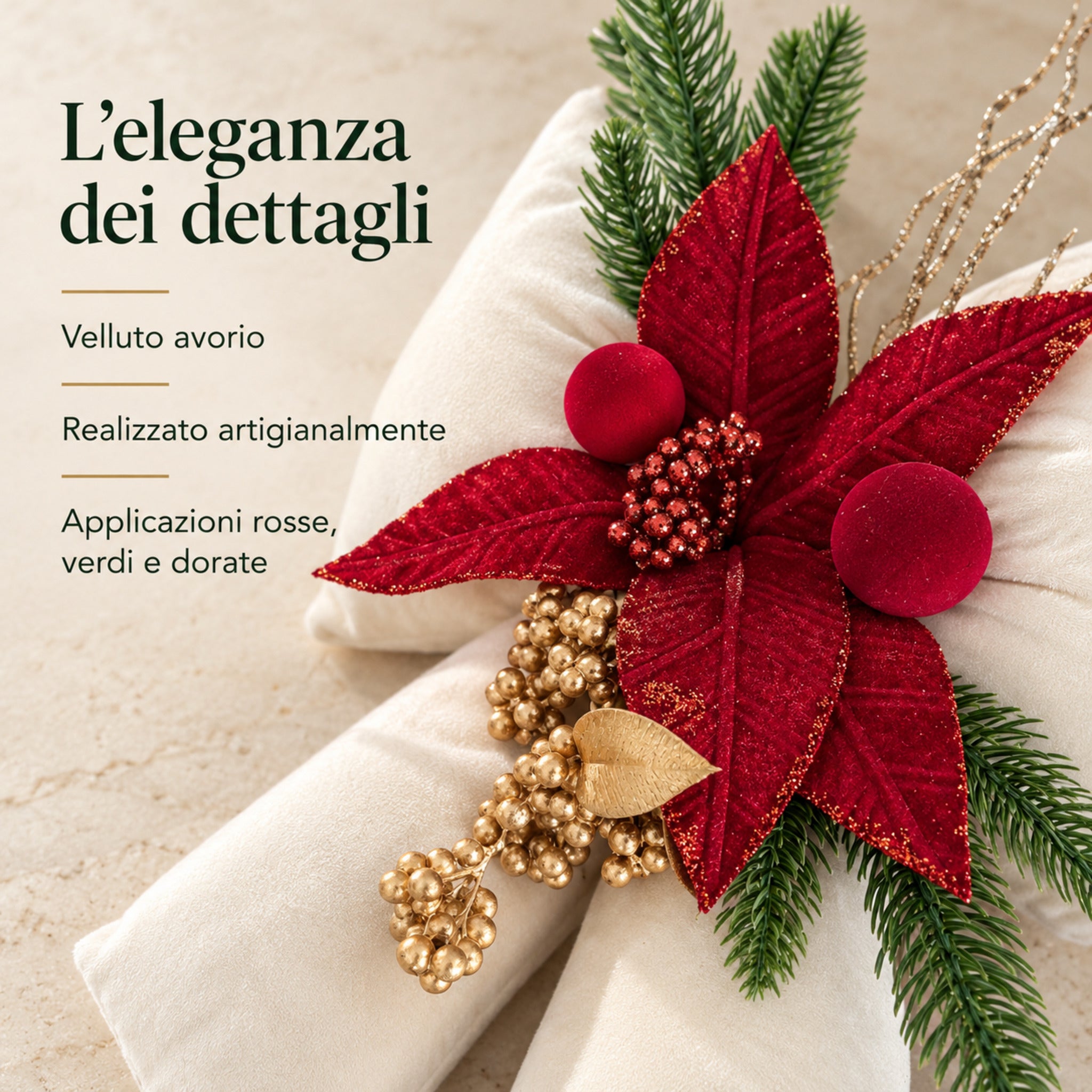 Dettaglio del fiocco avorio con stella di Natale rossa, sfere vellutate, rametti effetto abete e piccoli elementi dorati.