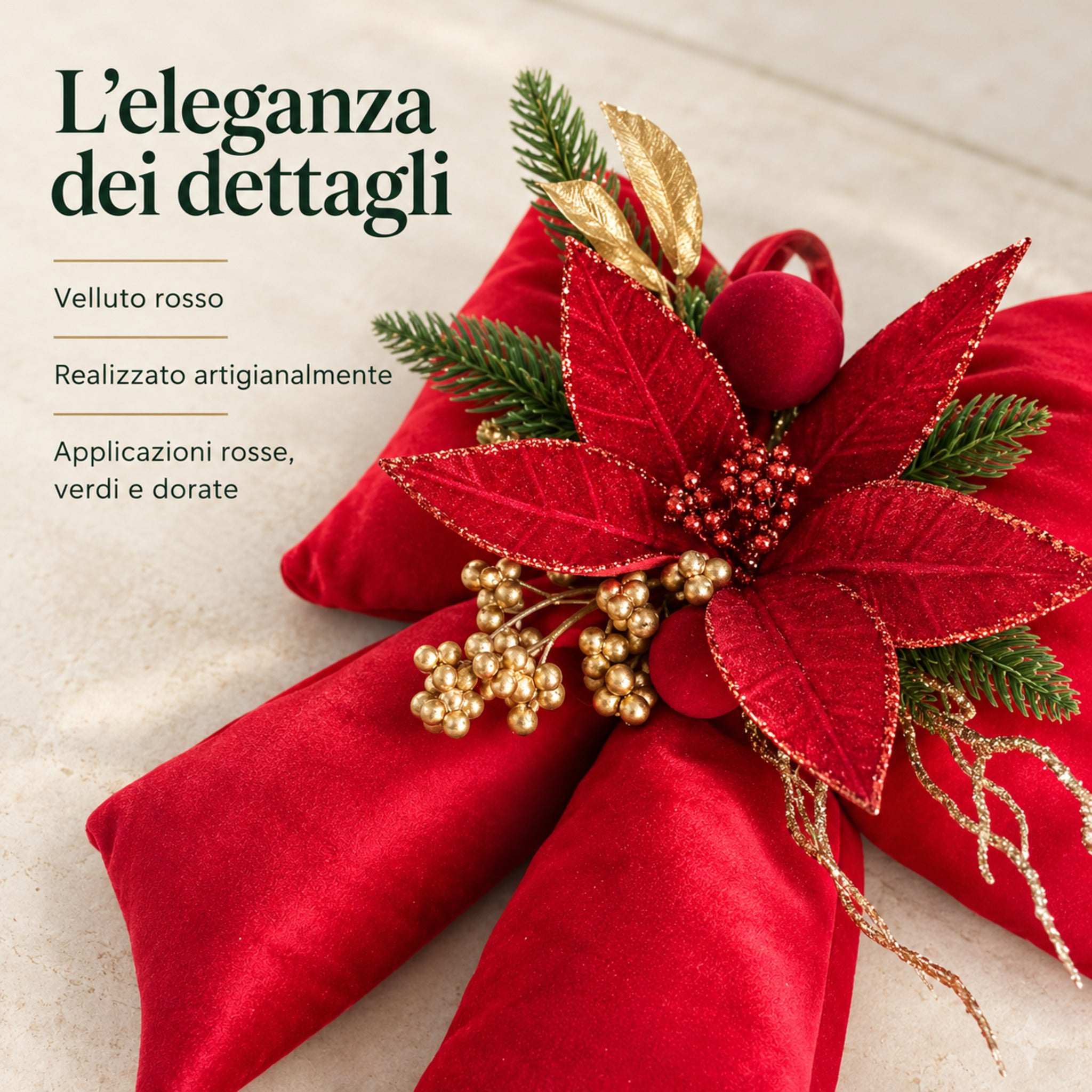 Primo piano del fiocco rosso con petali dai bordi scintillanti, sfere rosse, foglie dorate e rametti decorativi verdi.