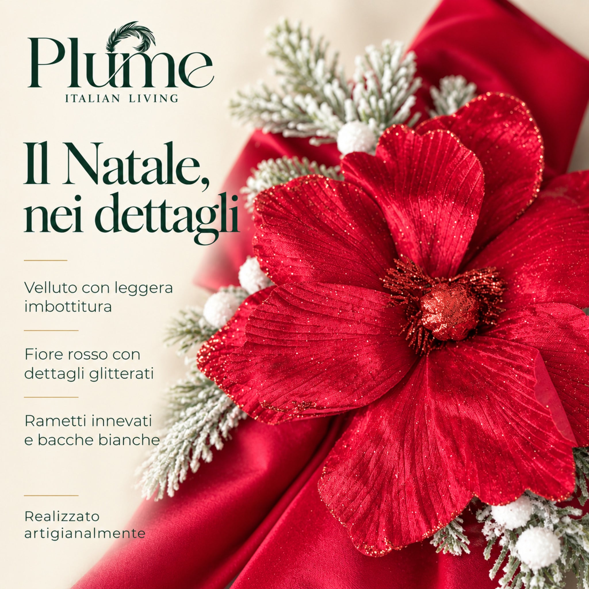 Primo piano del fiore rosso glitterato sul fiocco in velluto rosso, con rametti innevati e bacche bianche.
