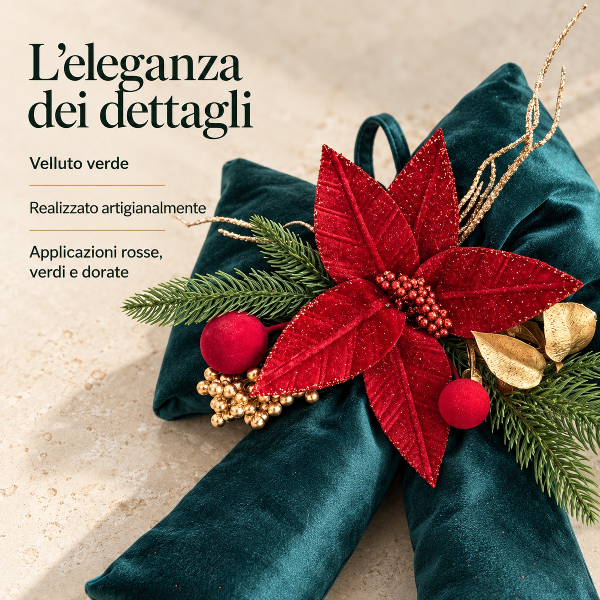 Dettaglio del velluto verde e delle applicazioni del fiocco: stella rossa, foglie oro, sfere rosse e rametti effetto abete.