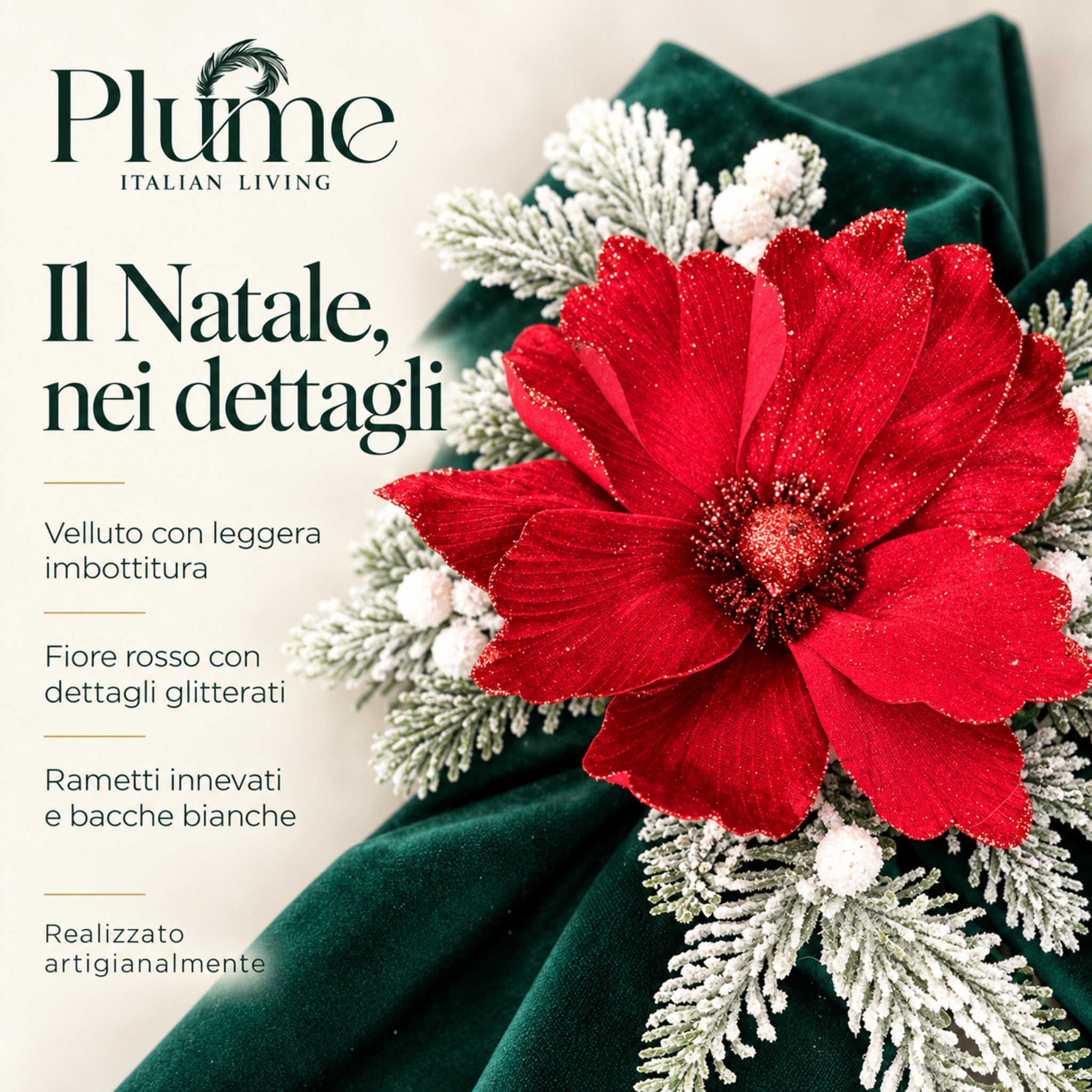 Dettaglio del fiocco in velluto verde con petali rossi glitterati, bacche bianche e rametti ricoperti di neve decorativa.