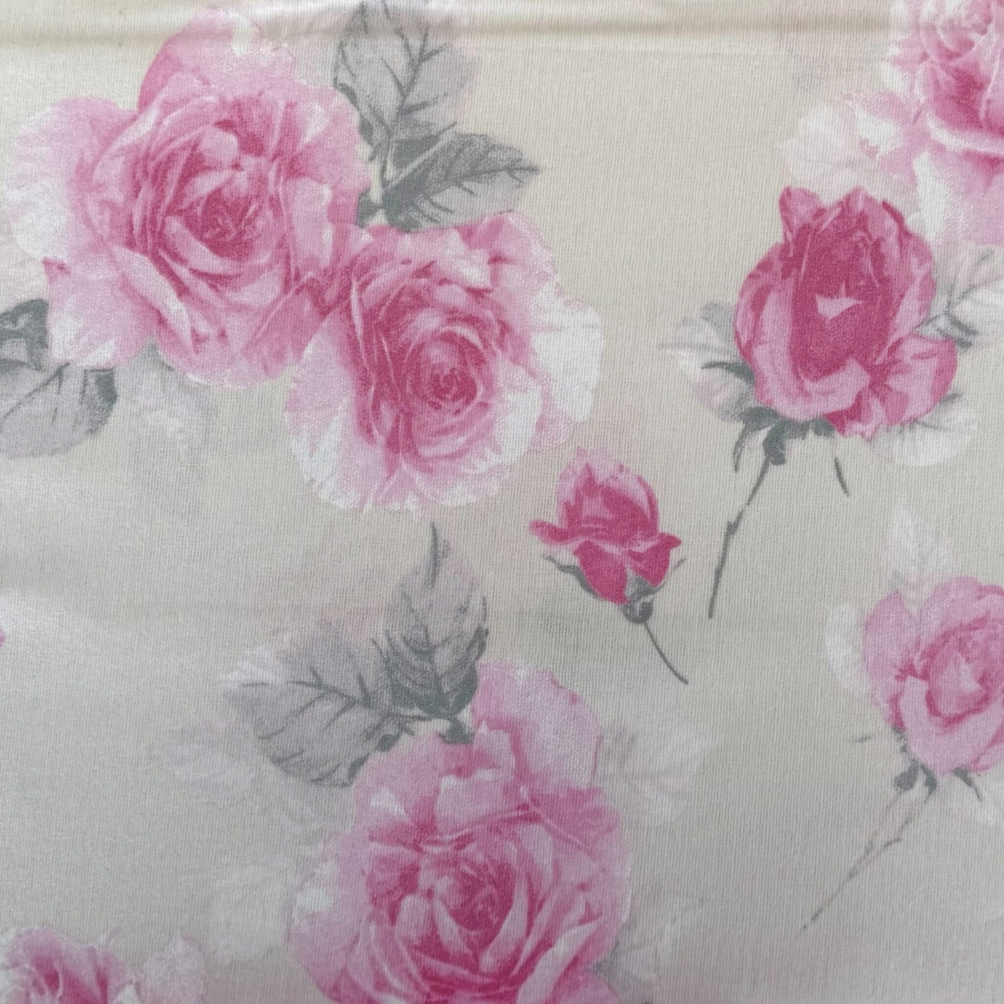 Dettaglio della flanella Caleffi Floral Style con rose rosa su fondo panna