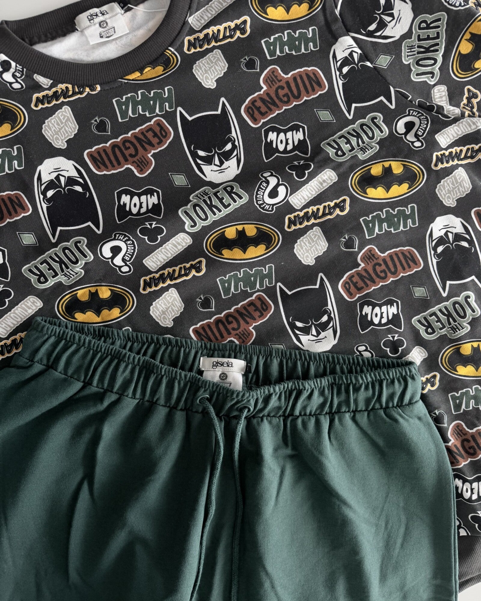 Dettaglio fantasia Batman del pigiama uomo Gisela 20498 con pantalone verde coordinato