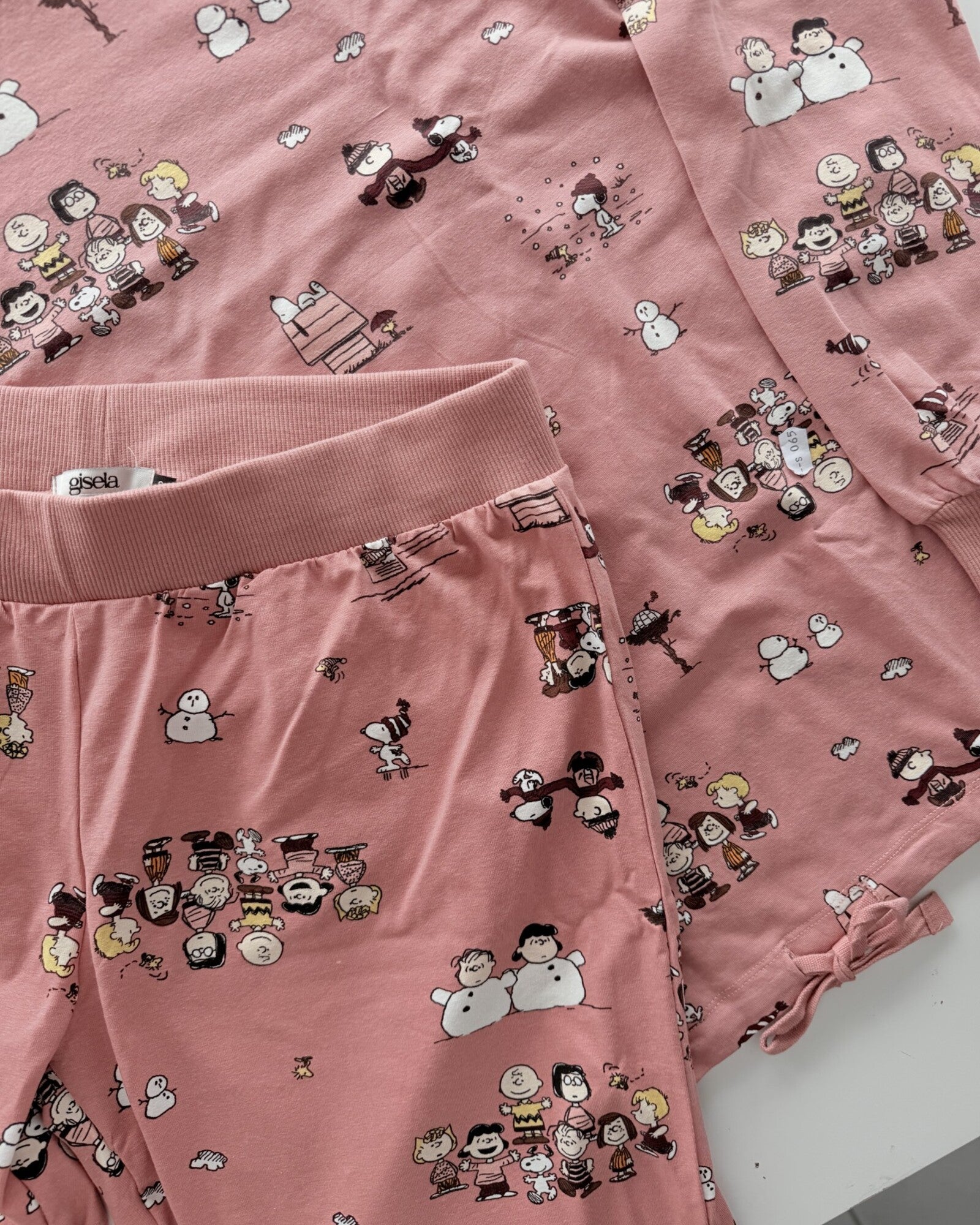 Dettaglio fantasia Snoopy e Peanuts del pigiama donna Gisela 20456 rosa