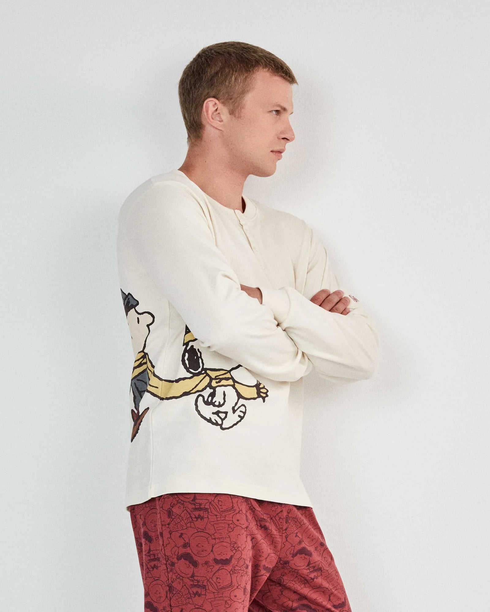 Dettaglio stampa Snoopy laterale sulla maglia del pigiama uomo Gisela 20460