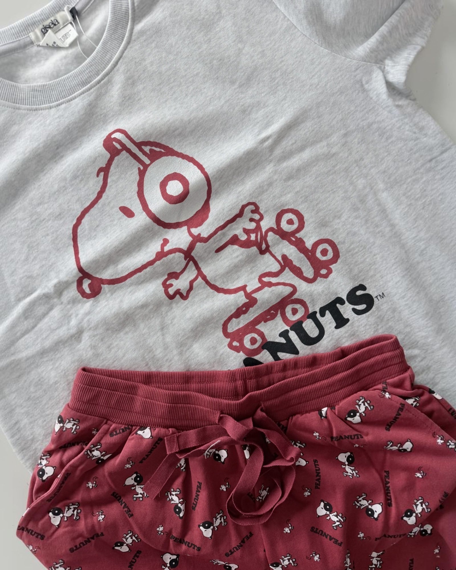Dettaglio stampa Snoopy Peanuts e pantalone granata del pigiama uomo Gisela 20472
