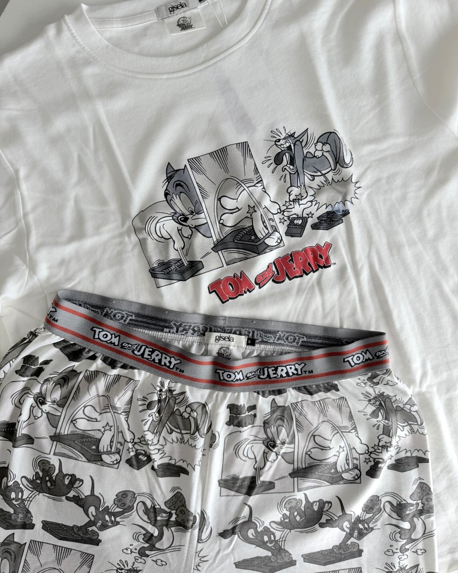 Dettaglio stampa Tom & Jerry su maglia e pantalone del pigiama uomo Gisela 20483