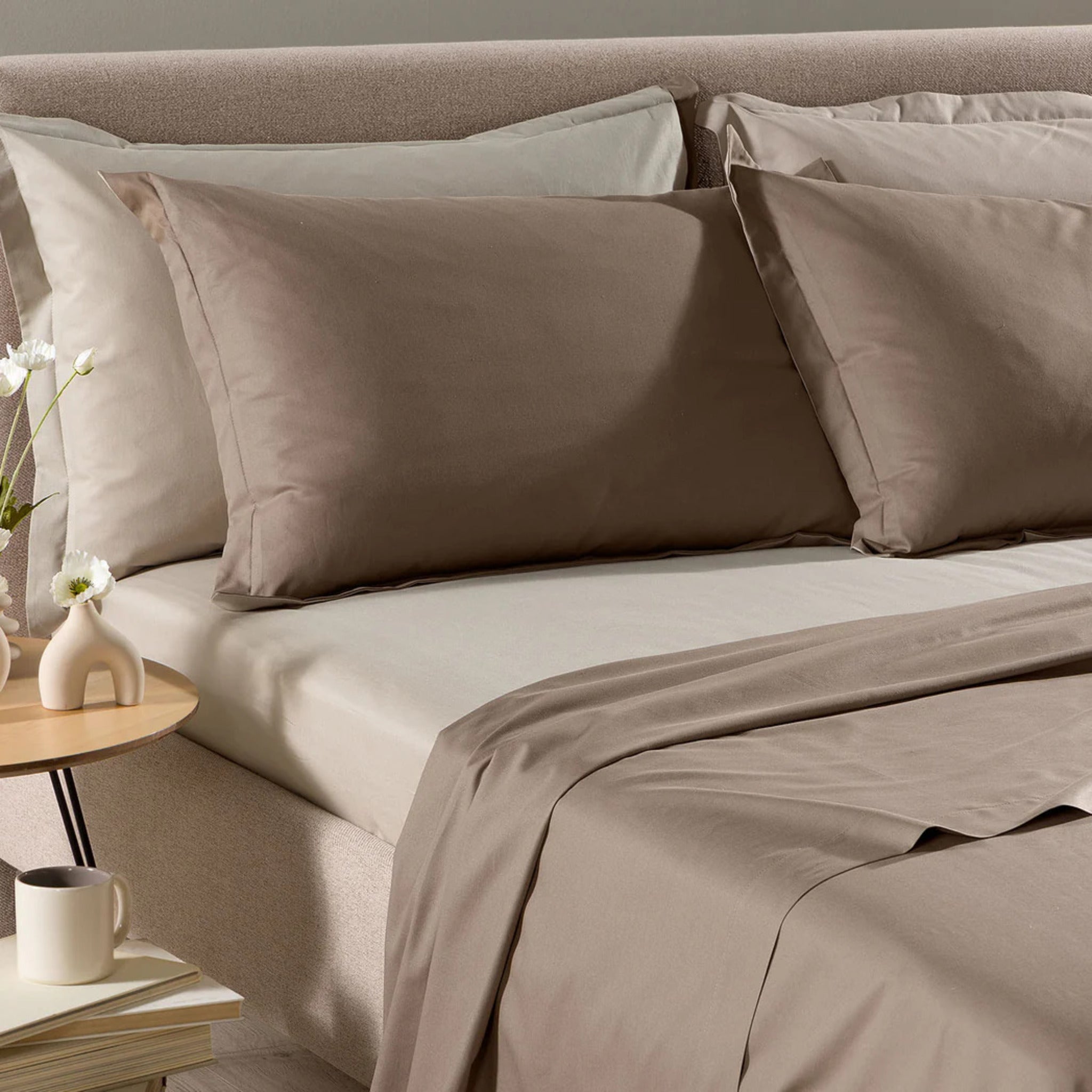 Lenzuola matrimoniali eleganti tortora su letto