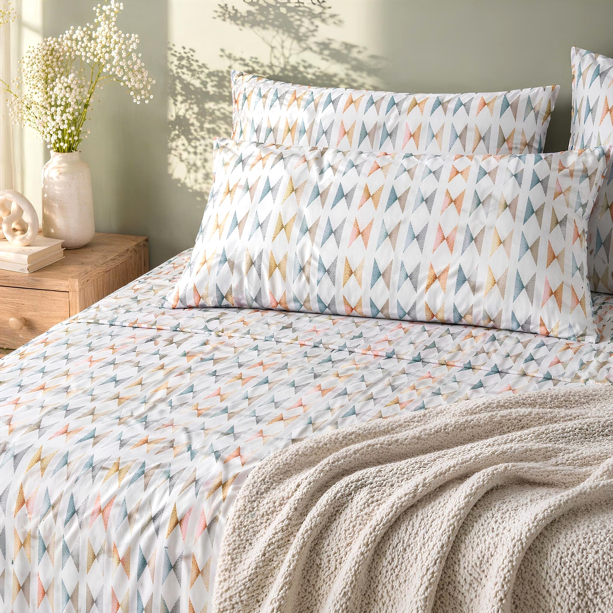 Lenzuola una piazza e mezza Caleffi Capri su letto moderno con fantasia geometrica