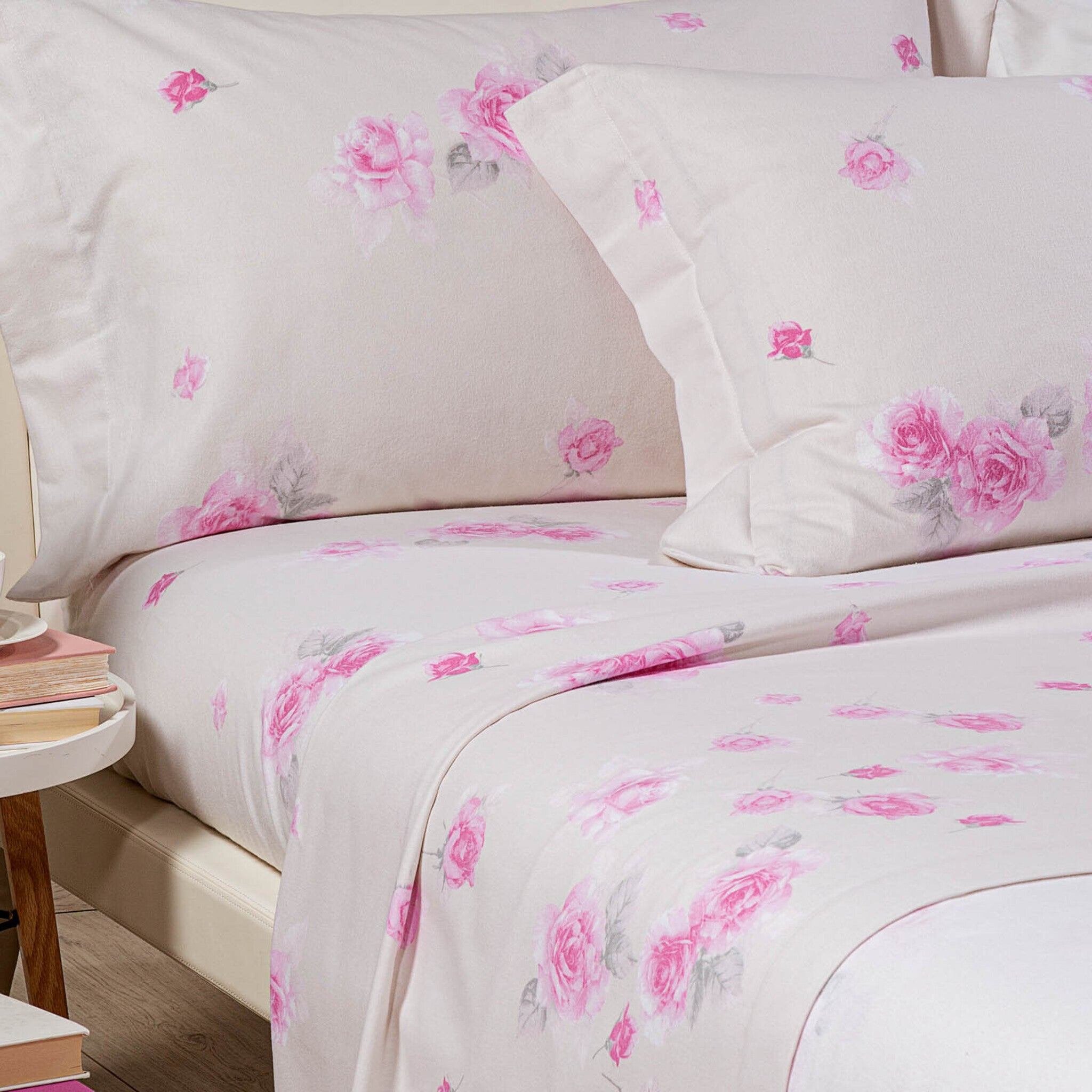 Dettaglio del letto matrimoniale con lenzuola Caleffi Floral Style e federe coordinate