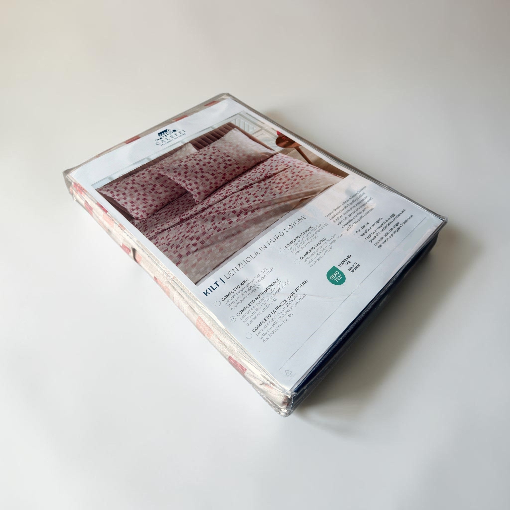 Confezione del completo lenzuola matrimoniale Caleffi Kilt Corallo con immagine del coordinato e marchio OEKO-TEX