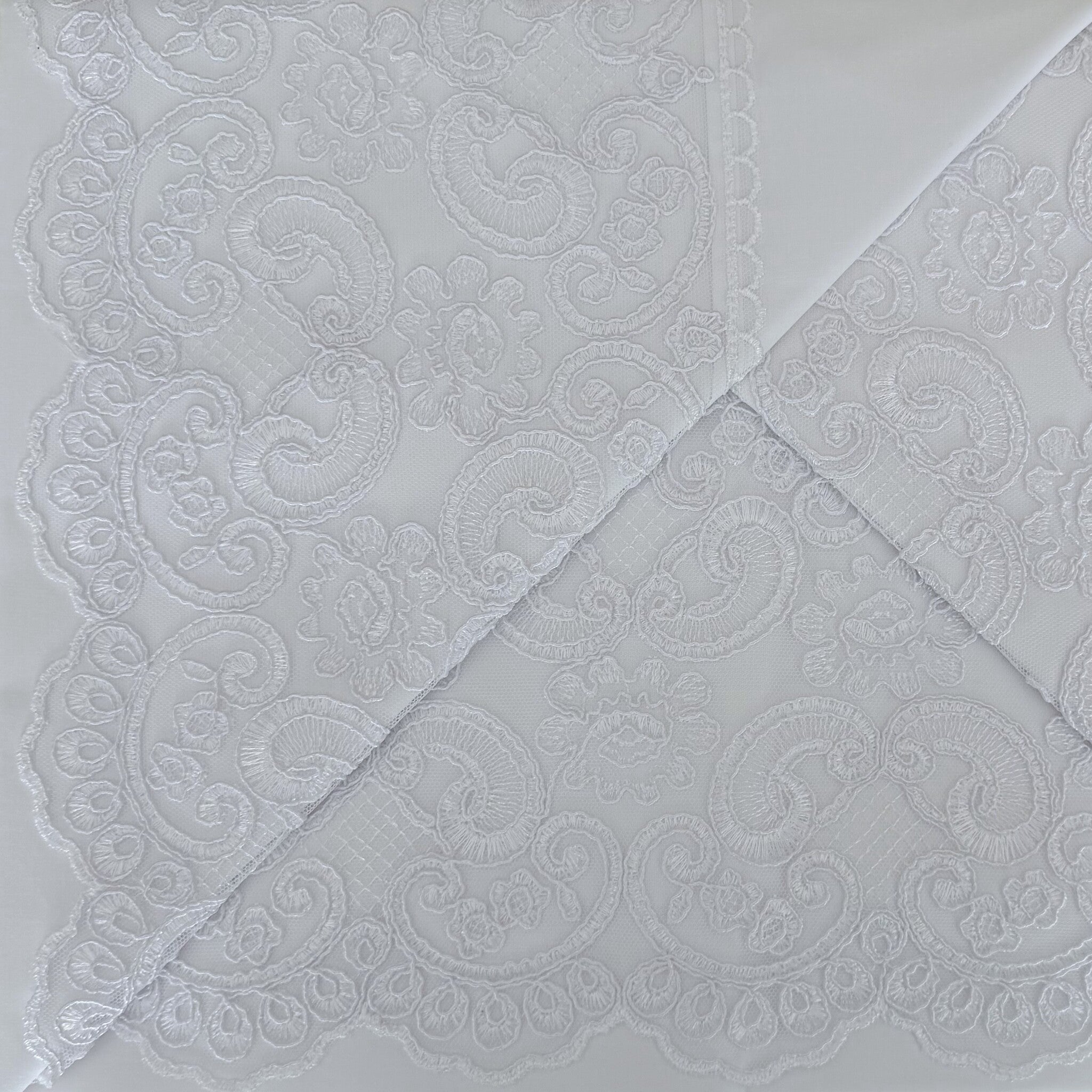 Dettaglio del pizzo bianco floreale con arabeschi Carezze Allegra