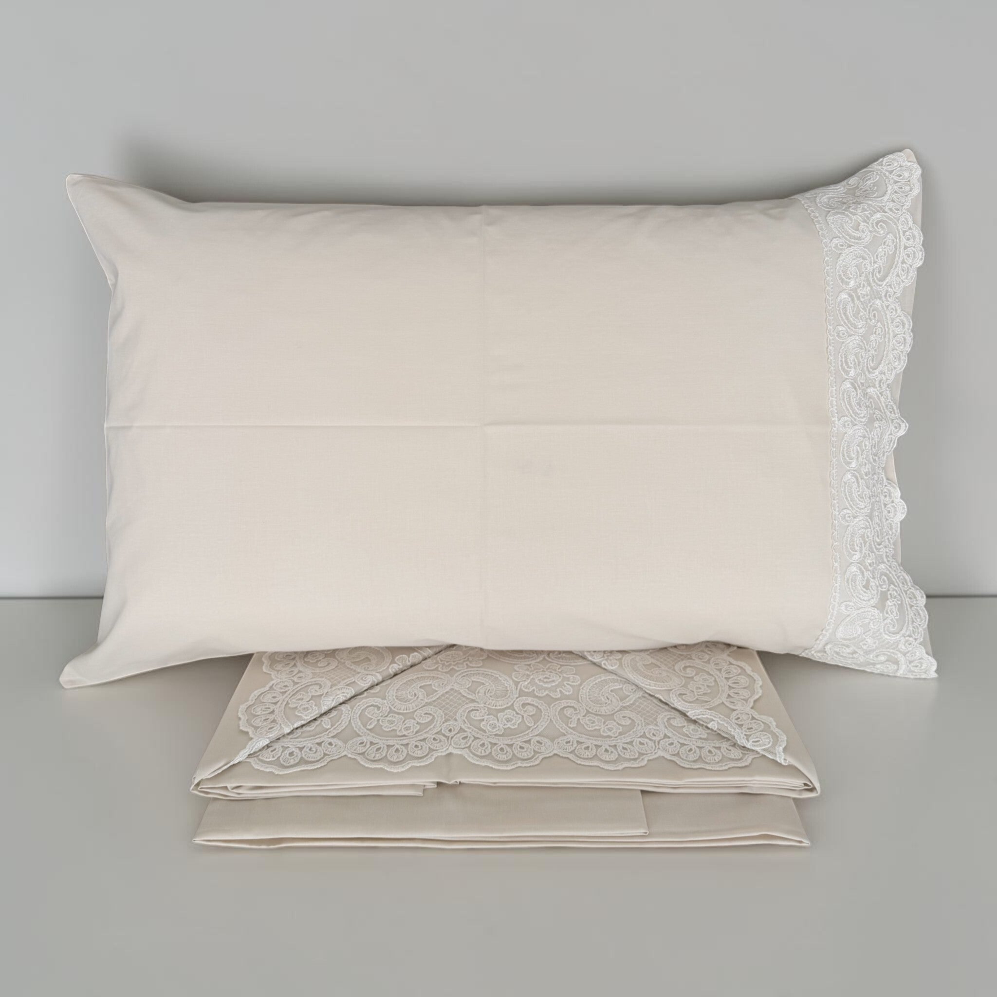 Completo lenzuola Carezze Allegra ecrù con federa decorata e pizzo bianco