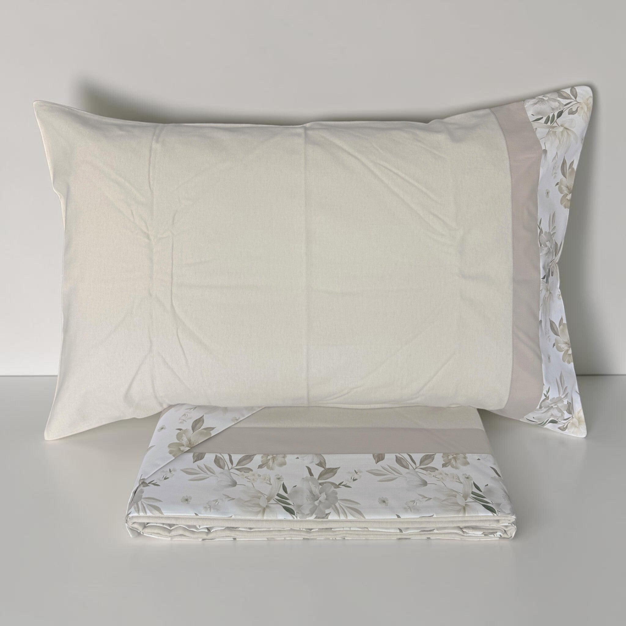 Set completo Carezze Fiordaliso ecrù con federa e doppia balza floreale