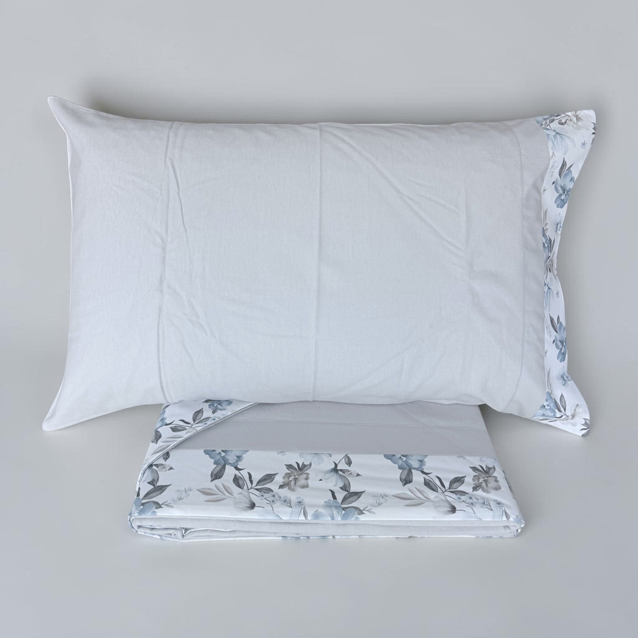 Set completo Carezze Fiordaliso grigio con federa e doppia balza floreale