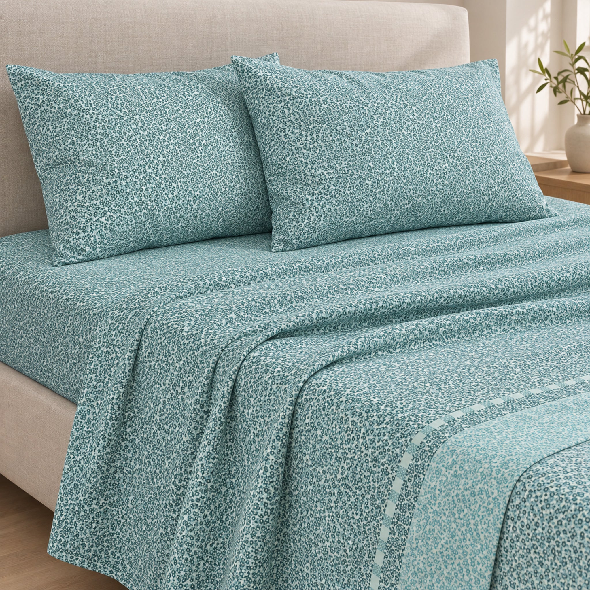 Lenzuola matrimoniali Caleffi Botanical Green sul letto, con fantasia a piccoli fiori verdi e due federe coordinate