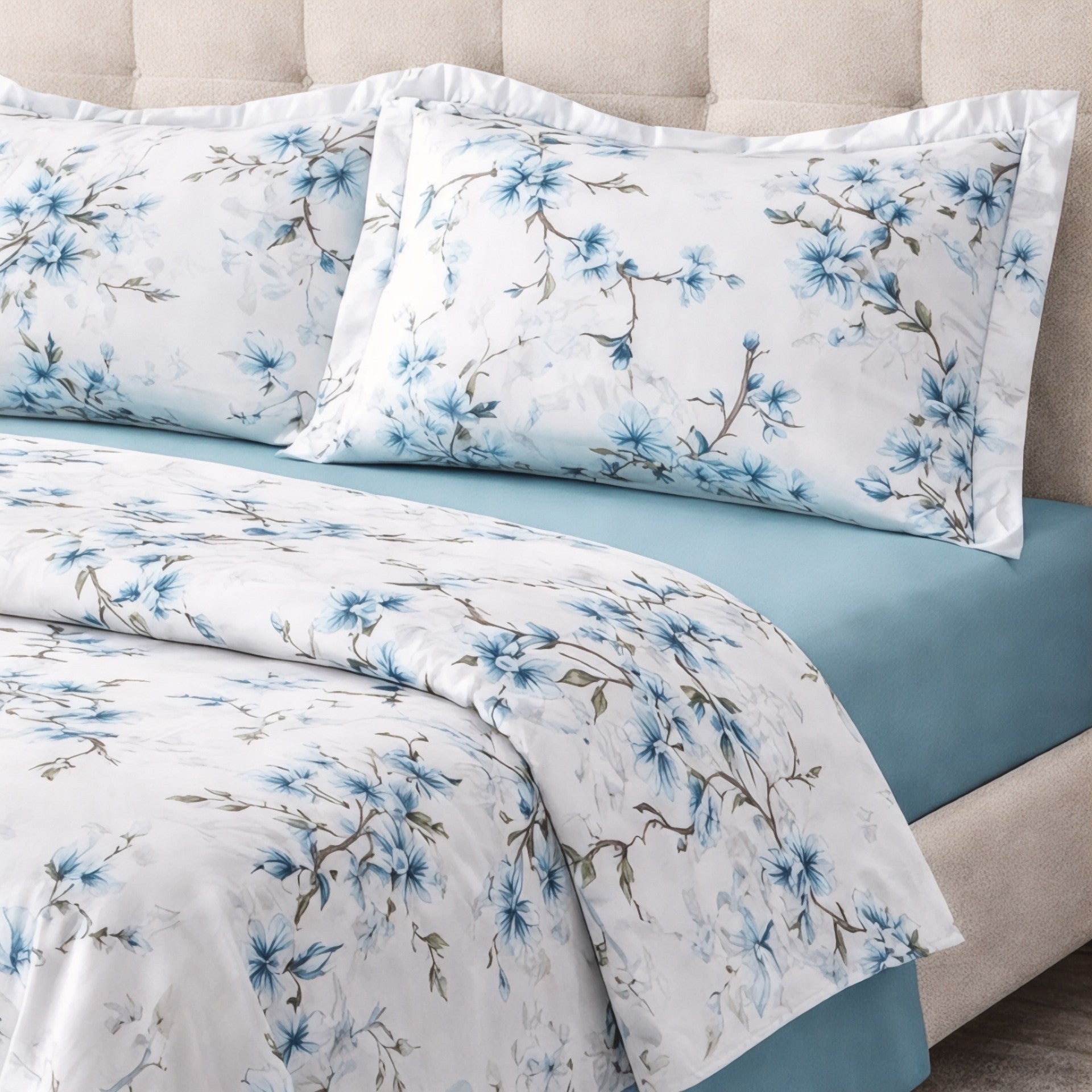 Completo lenzuola matrimoniale Mirabello Blossom Peach turchese su letto elegante