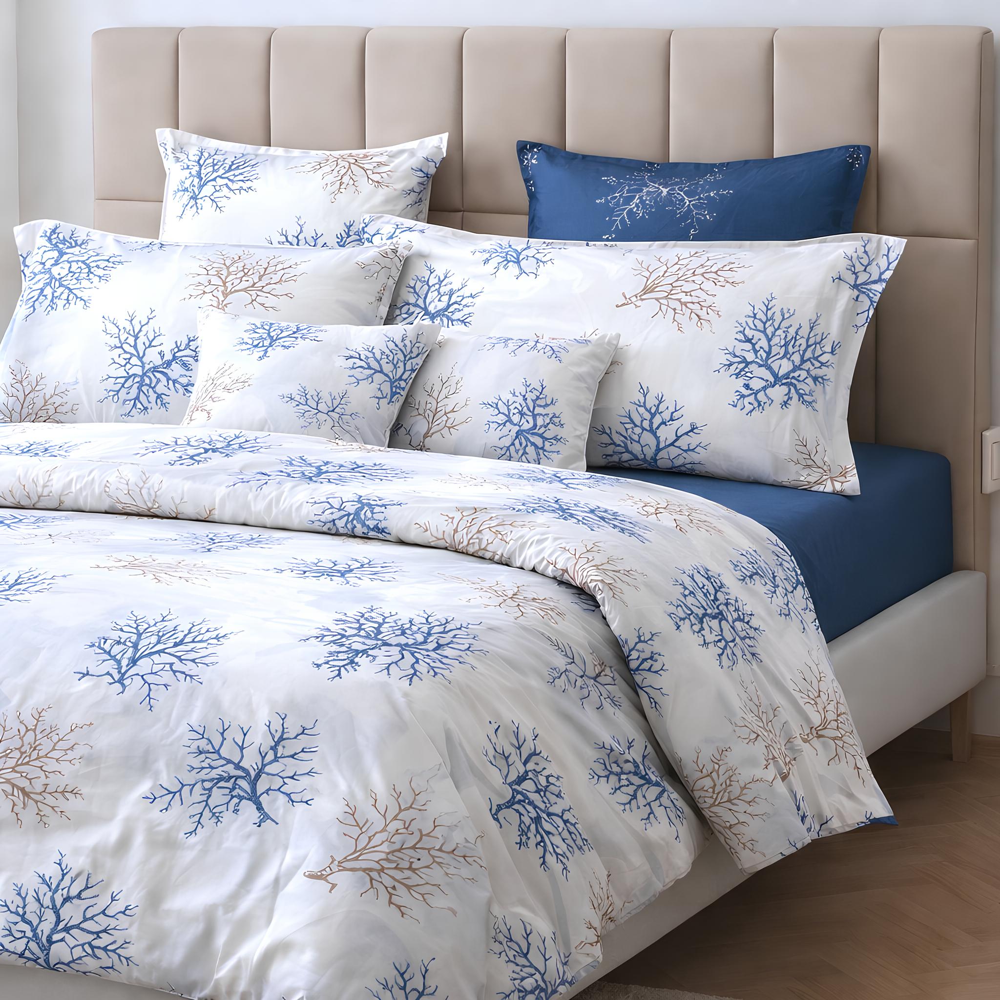 Completo lenzuola matrimoniali Mirabello Coralli blu su letto elegante
