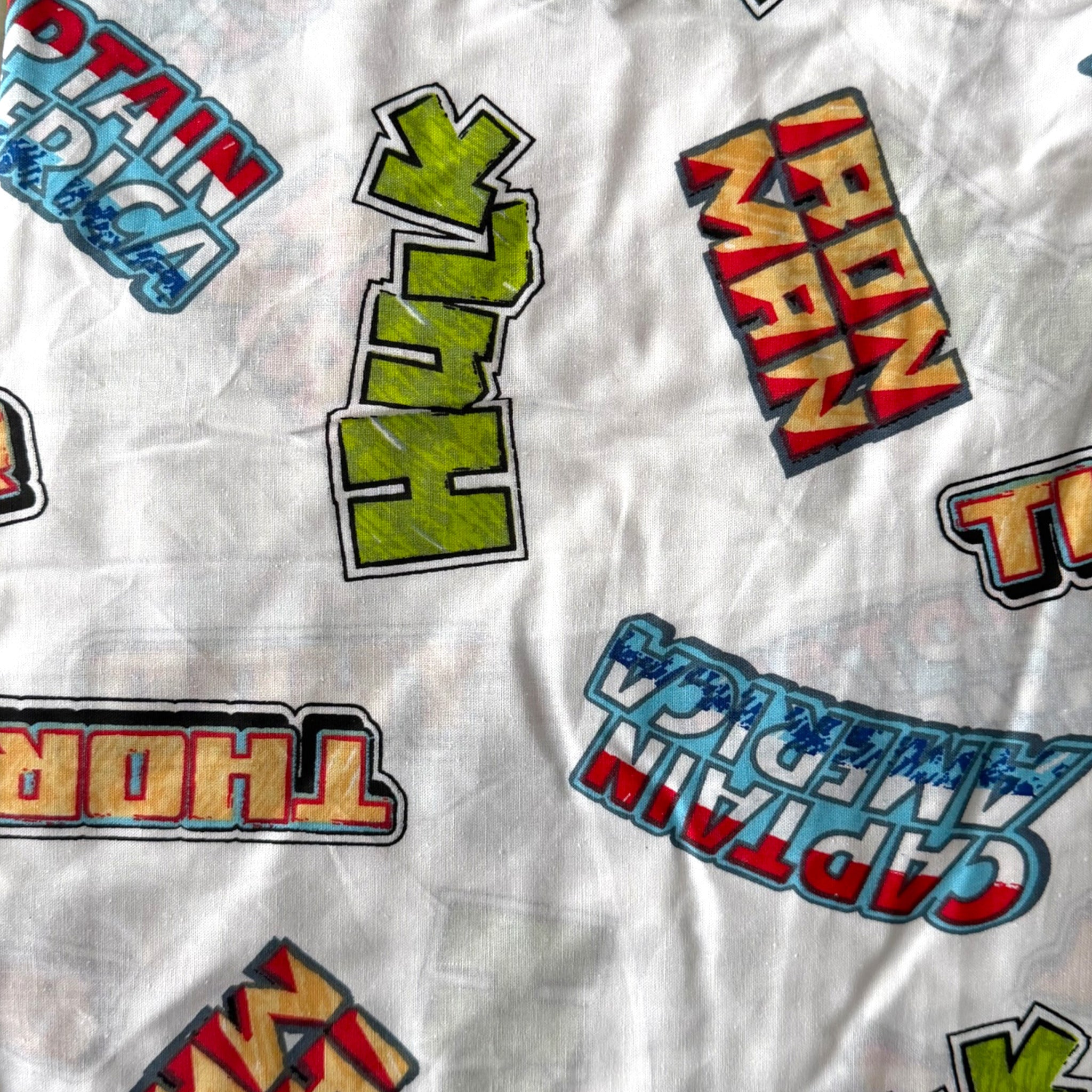 Lenzuolo con angoli Marvel Avengers con stampa dei nomi dei supereroi