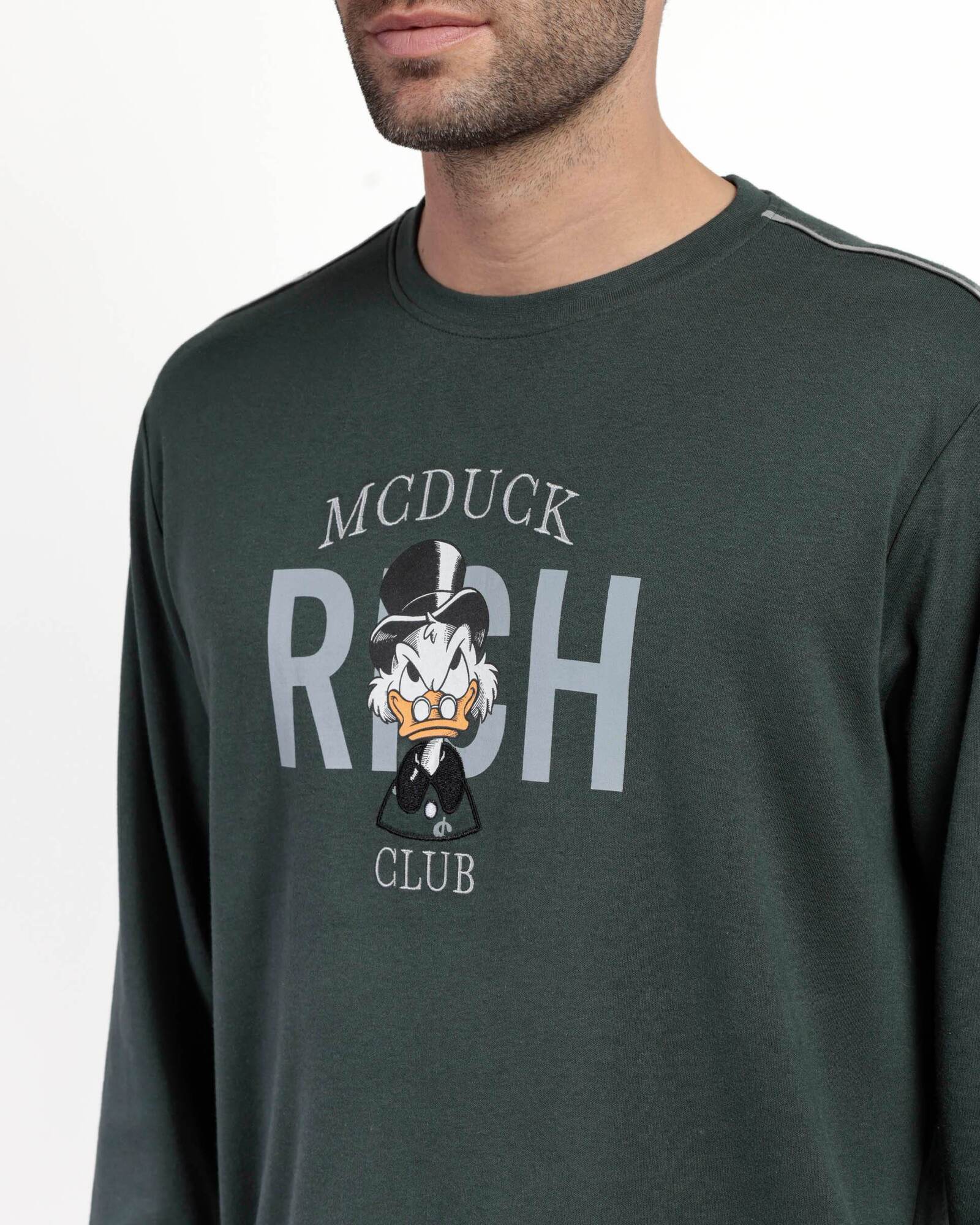 Dettaglio maglia del pigiama Paperon de’ Paperoni con stampa McDuck Rich Club