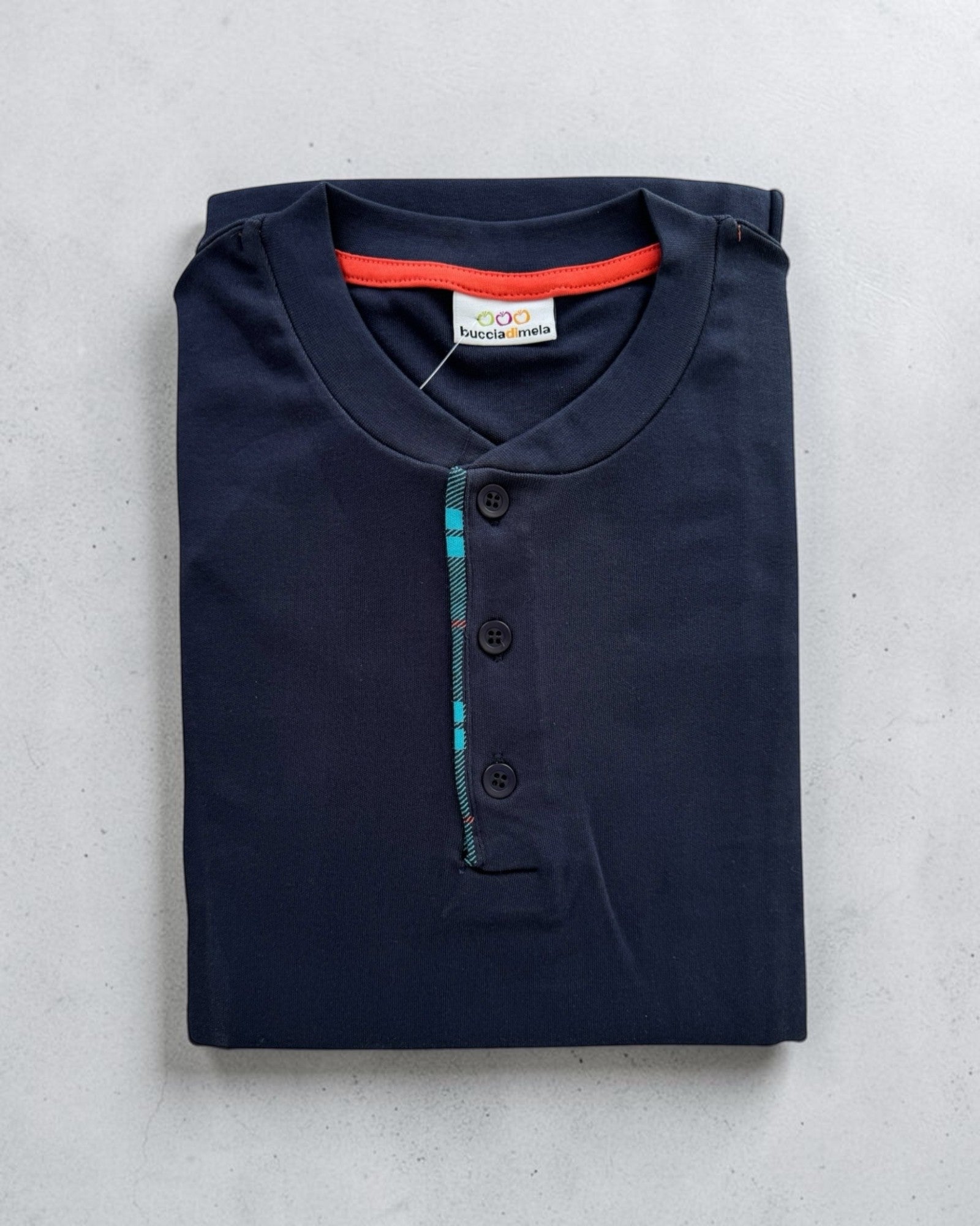 Maglia pigiama uomo blu con serafino a 3 bottoni e dettagli a quadri Buccia di Mela I8851BM