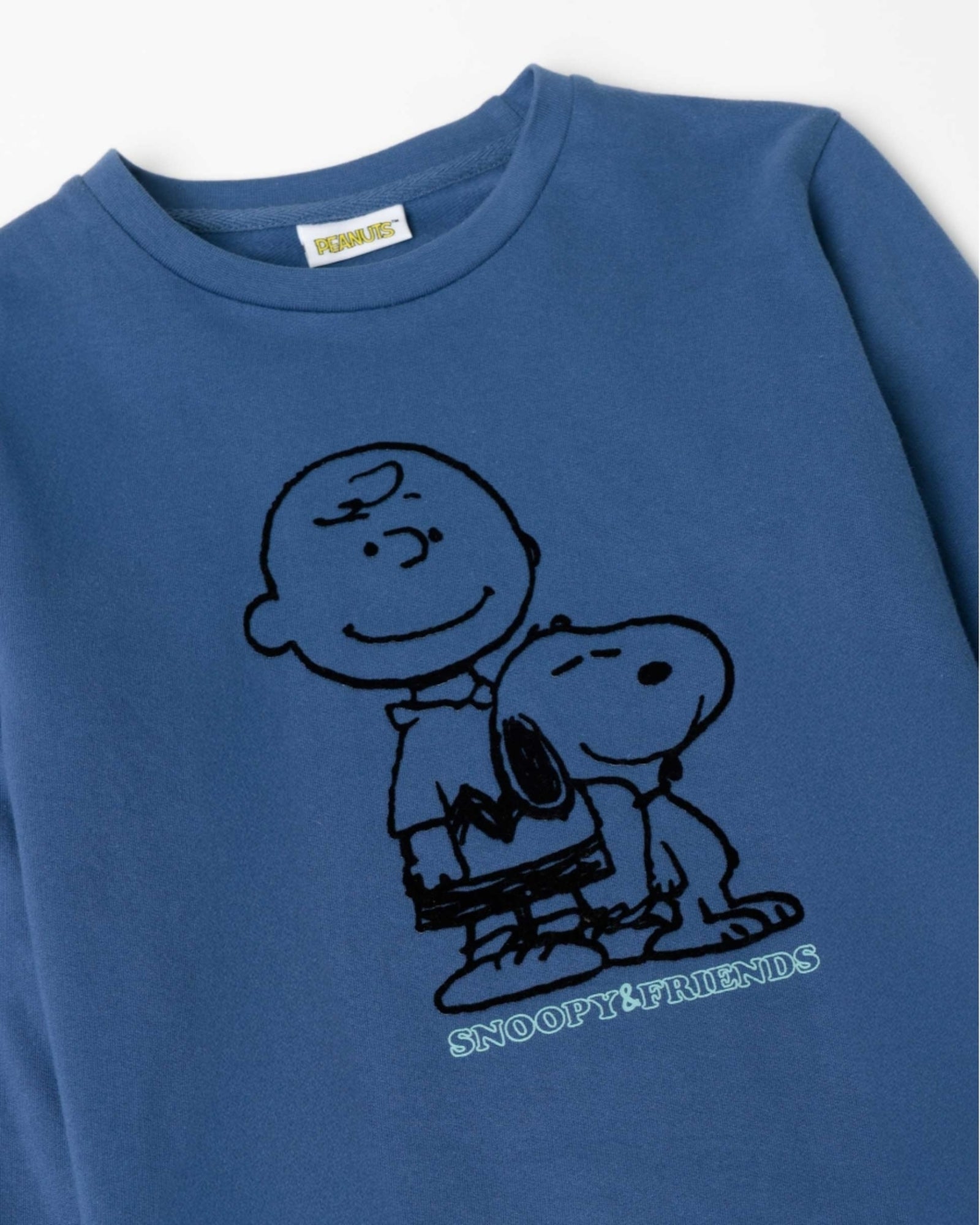 Dettaglio maglia blu del pigiama uomo Snoopy & Friends con stampa frontale in rilievo