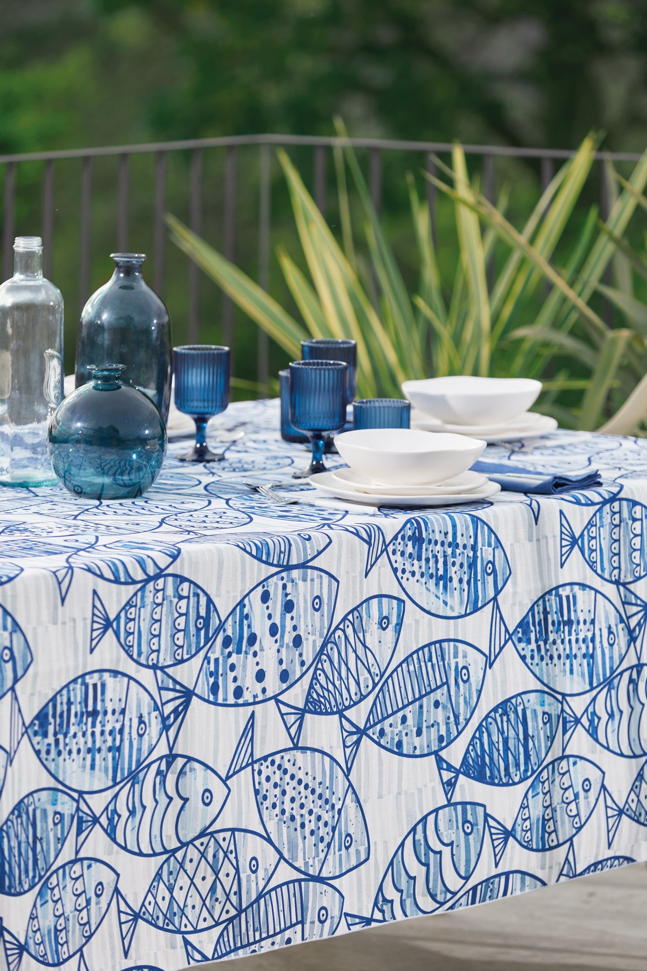 Waterproof stain-resistant tablecloth digital print by Maison Sucrée Art. Oltremare