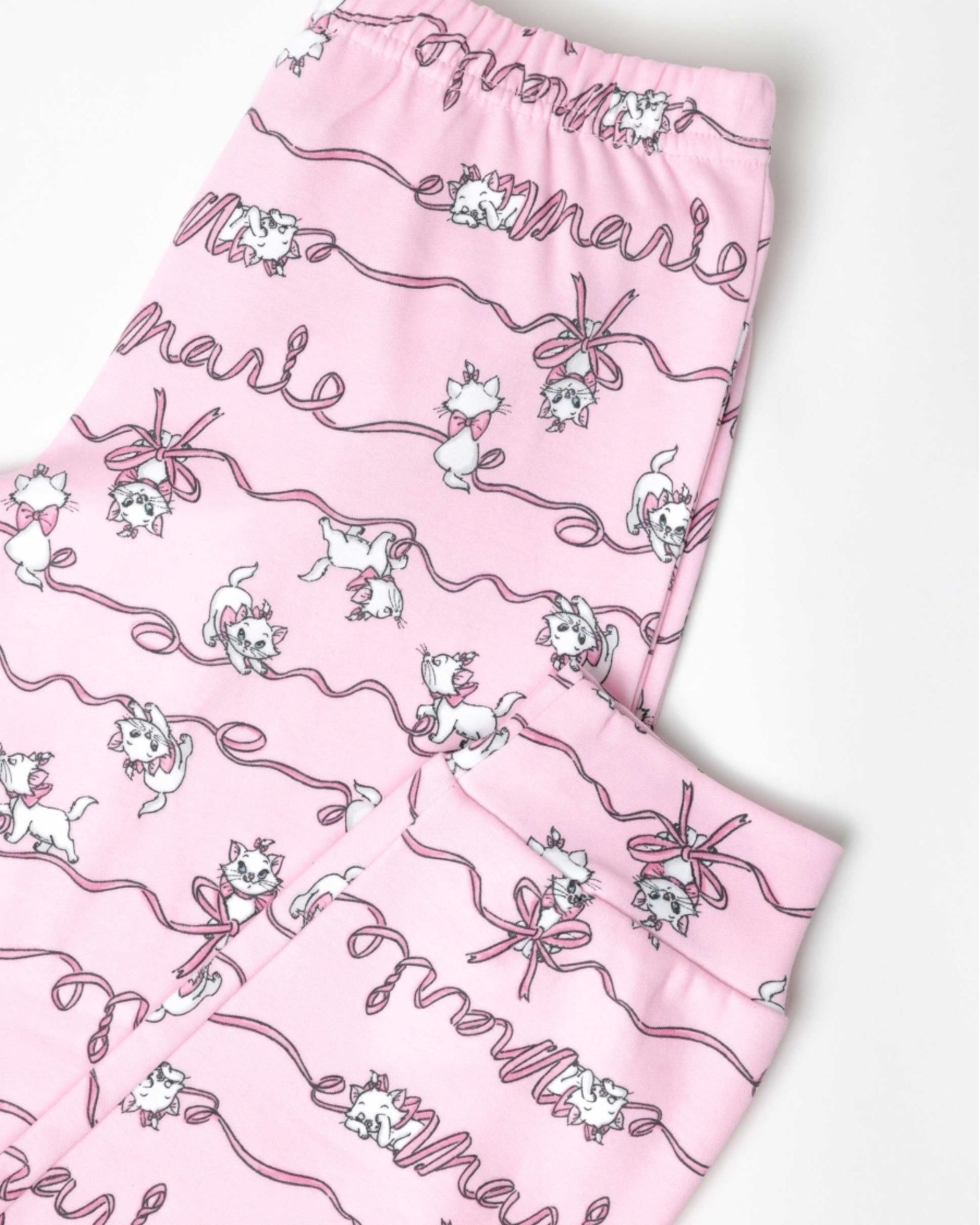 Dettaglio pantalone rosa del pigiama Disney Marie 63265 con fantasia all-over Gli Aristogatti