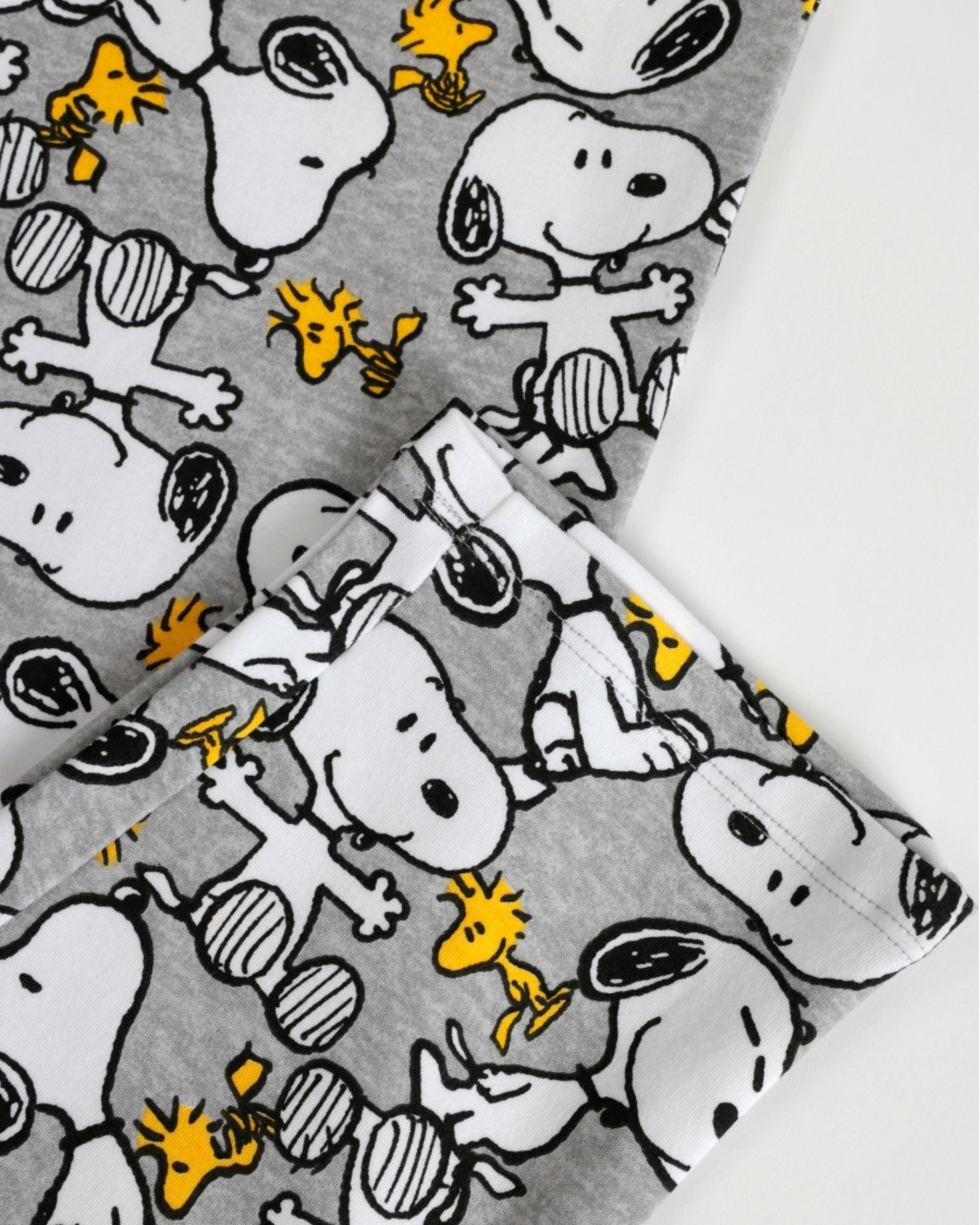 Dettaglio pantalone pigiama Snoopy 62455 con fantasia all-over Snoopy e Woodstock