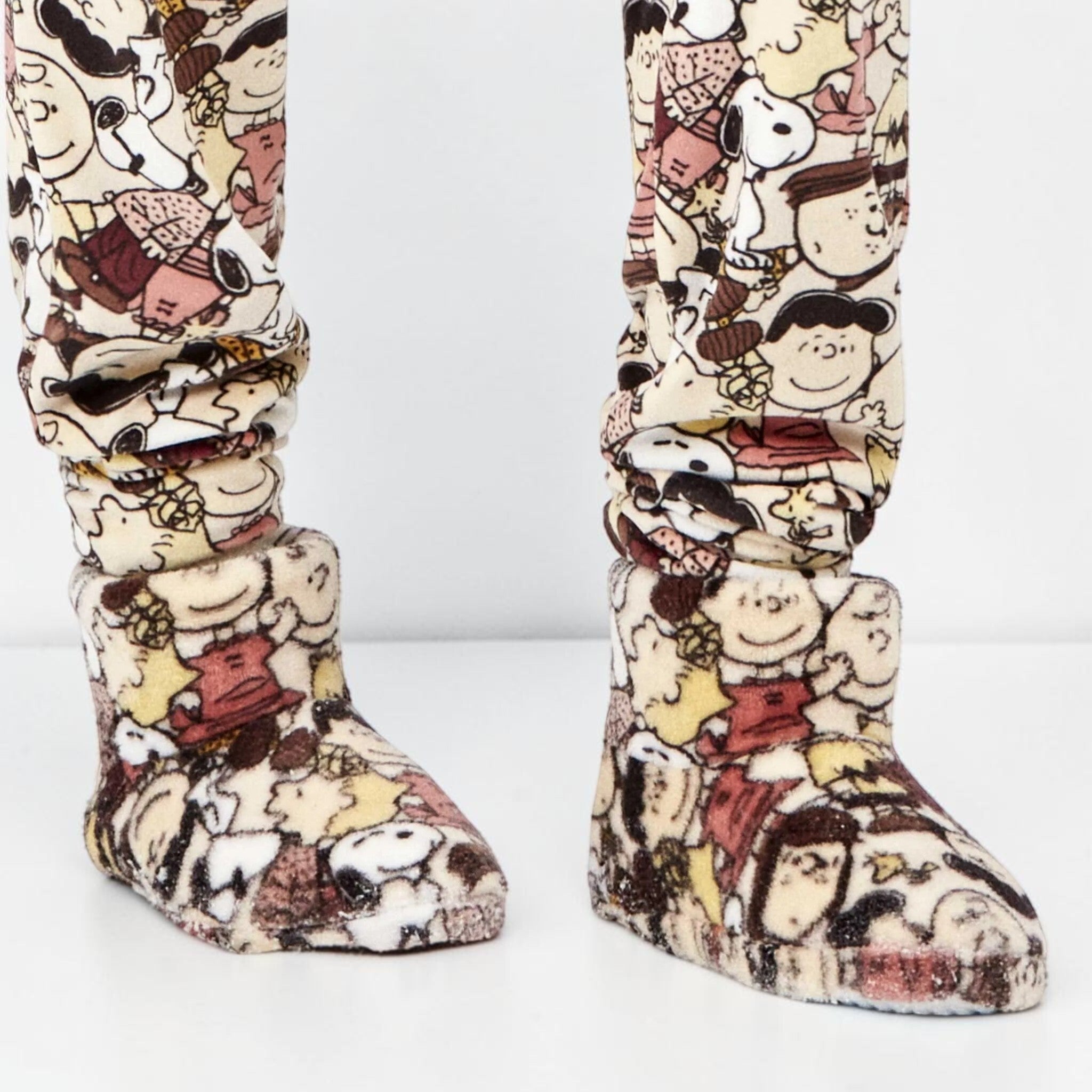 Pantofole donna Snoopy Peanuts Art. 50126 modello stivaletto indossate