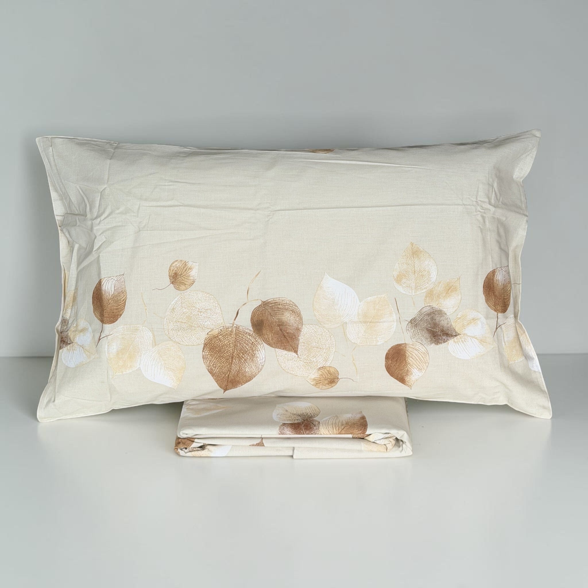 Federa Cogal 2622 Cognac con foglie a cuore dai toni marrone, beige e crema, sopra il sacco ripiegato.